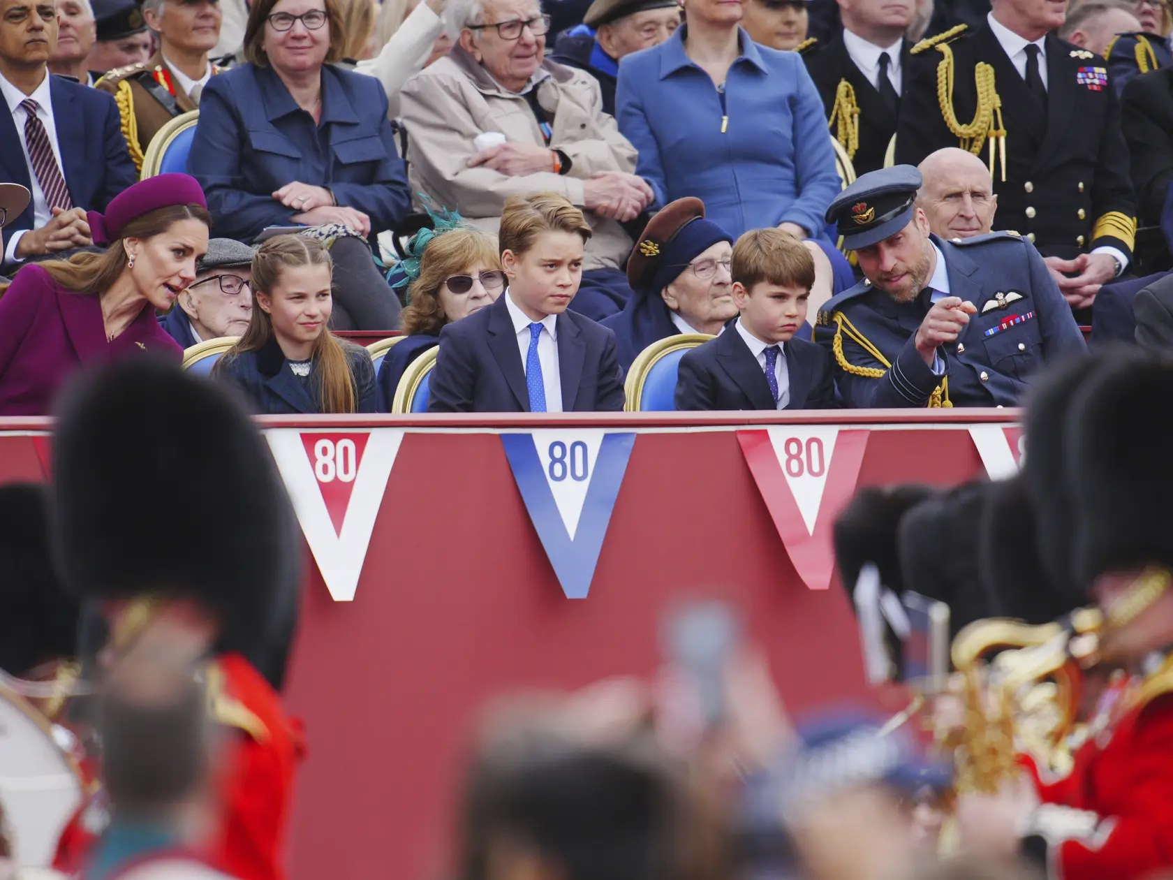 Britská kráľovská rodina pri oslavách výročia konca vojny.