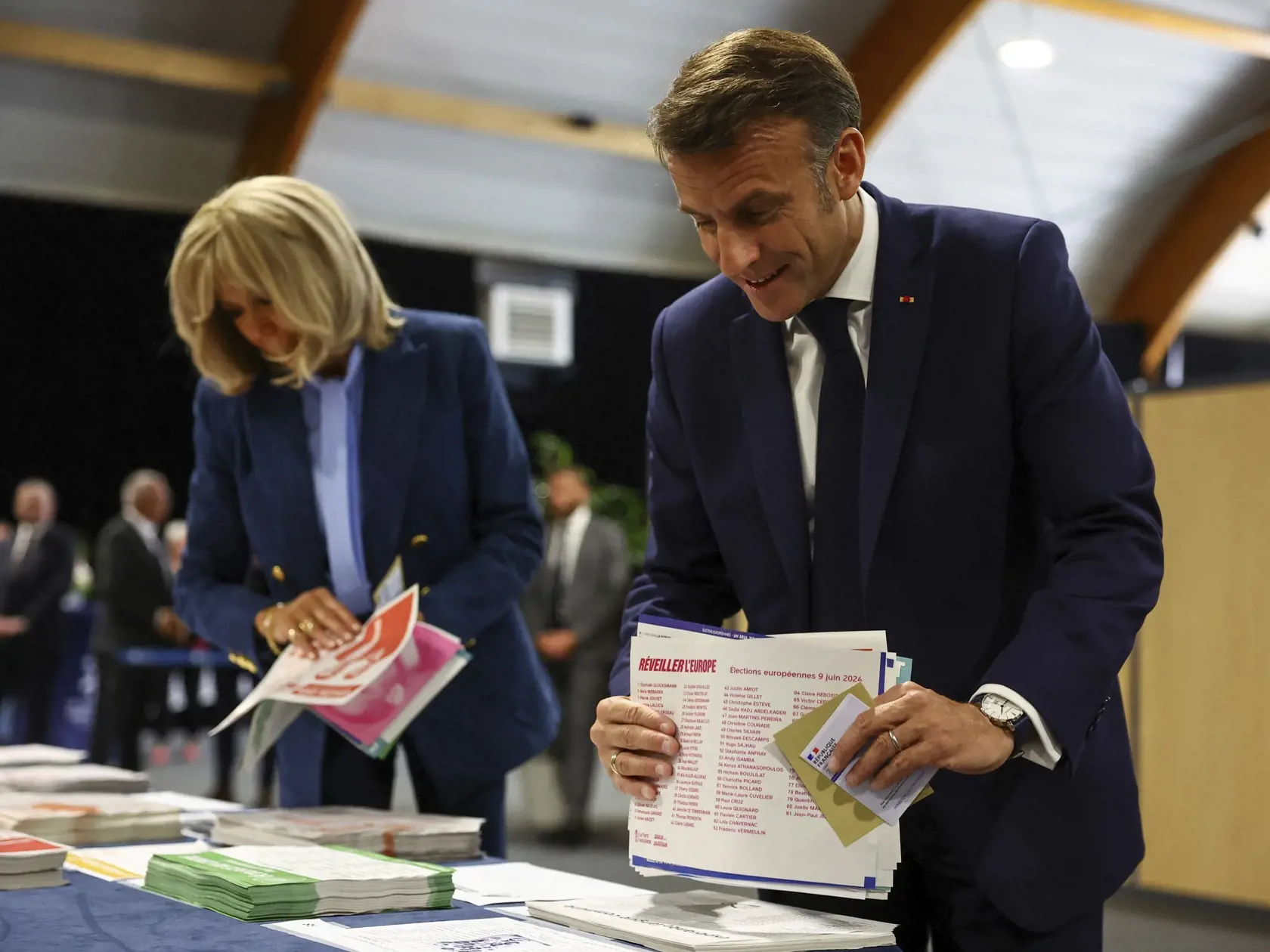 KK8 Le-Touquet-sur-Plage - Francúzsky prezident Emmanuel Macron a jeho manželka Brigitte Macronová vo volebnej miestnosti počas volieb do Európskeho parlamentu vo francúzskom Le-Touquet-sur-Plage v nedeľu 9. júna 2024. Eurovoľby sa konali od 6. do 9. júna.  FOTO TASR/AP
French President Emmanuel Macron and his wife Brigitte Macron prepare to vote during the European election, in Le Touquet-Paris-Plage, northern France, Sunday, June 9, 2024. Polling stations opened across Europe on Sunday as vote