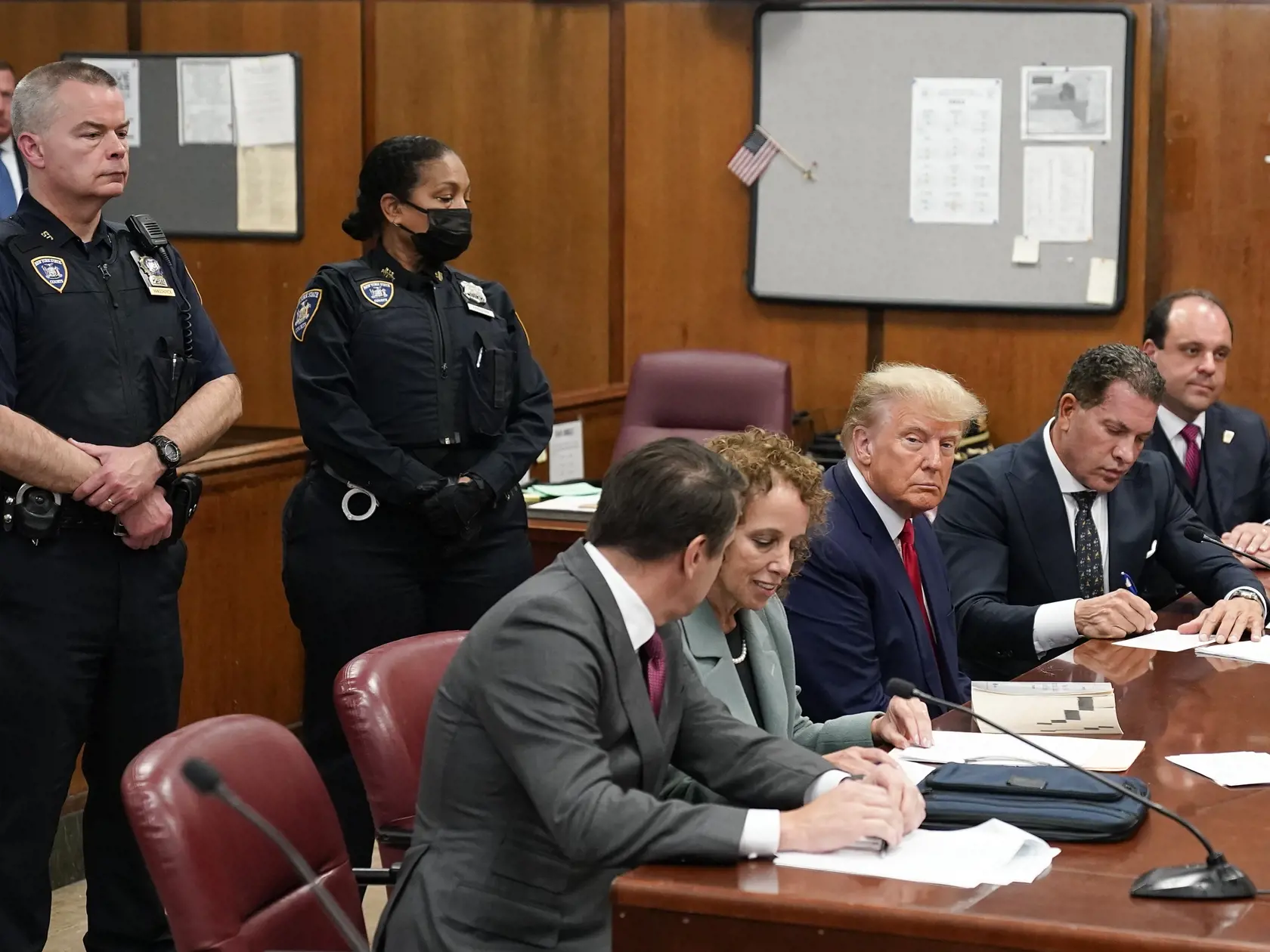 Na snímke uprostred bývalý americký prezident Donald Trump s tímom obhajcov na súde Manhattane v New Yorku v utorok 4. mája 2023.