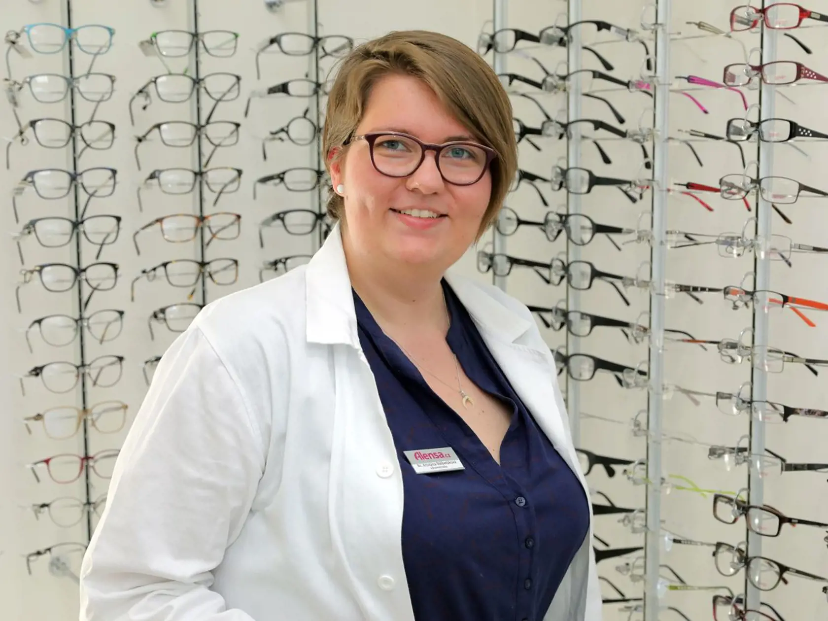 Kristýna Štěbetáková, optometristka spoločnosti Alensa.sk: "Zamestnávateľ má dve možnosti ako túto novú povinnosť voči zamestnancom splniť. „Prvou možnosťou je priamym dodaním okuliarov, alebo šošoviek zamestnancovi. Druhá možnosť je náhradou nevyhnutných nákladov vynaložených pracovníkom.“