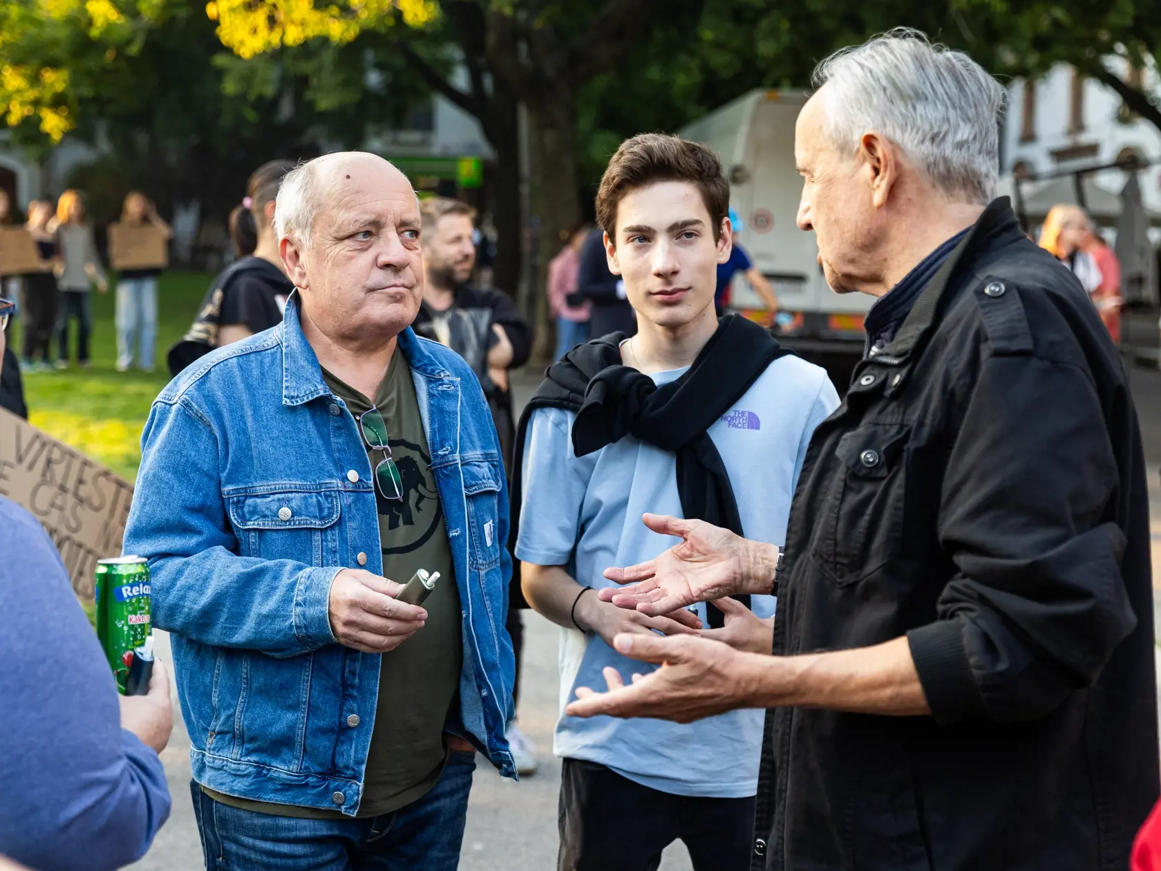 Protest na podporu kultúrneho štrajku: Ján Greššo a Matej Landl s mladším synom.