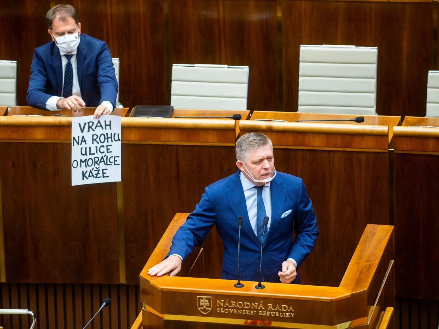 Matovič ukázal v pléne Národnej rady Ficovi plagát