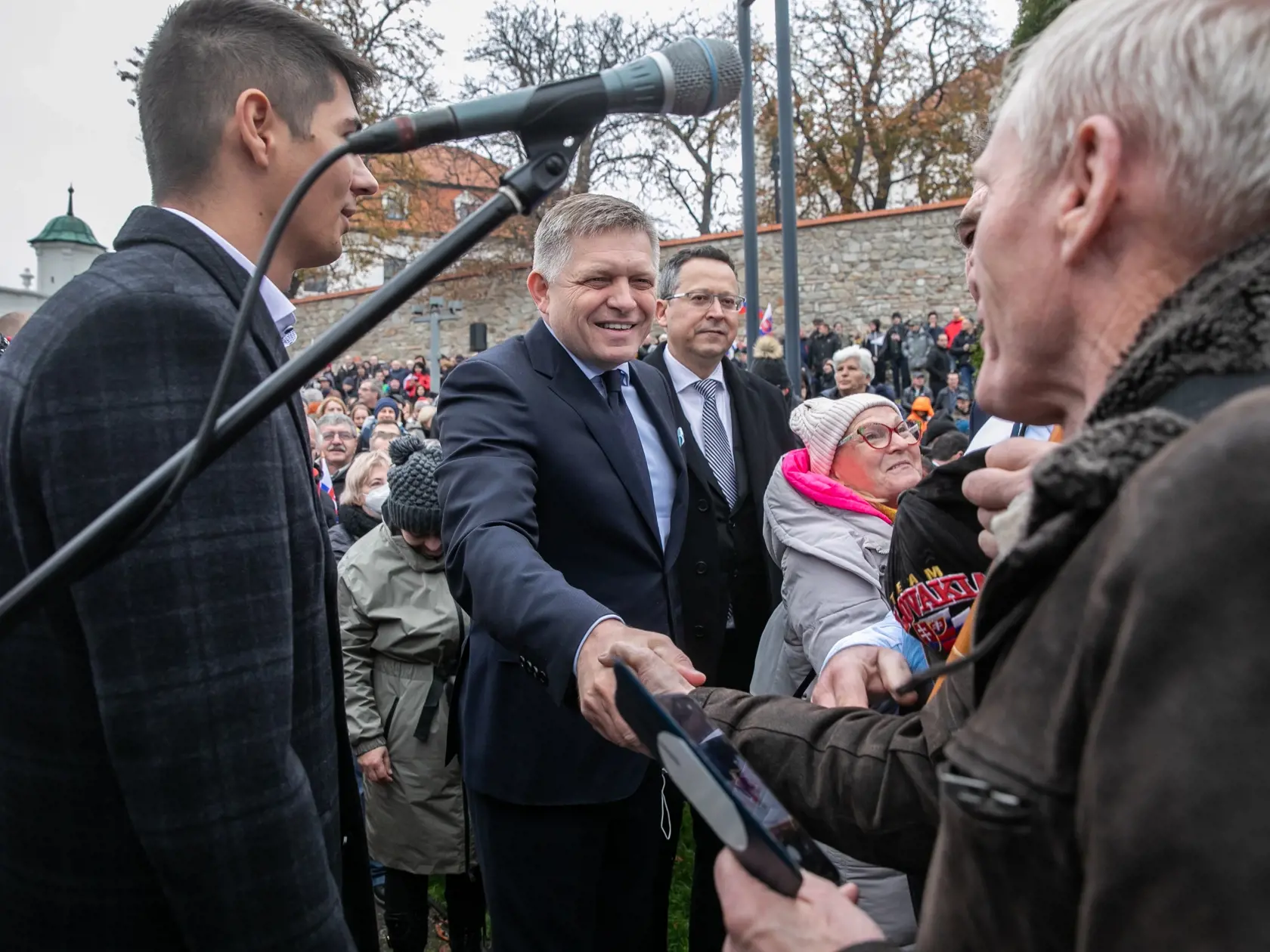 Protivládny protest pred parlamentom a Úradom vlády SR. Na fotkę je Robert Fico.