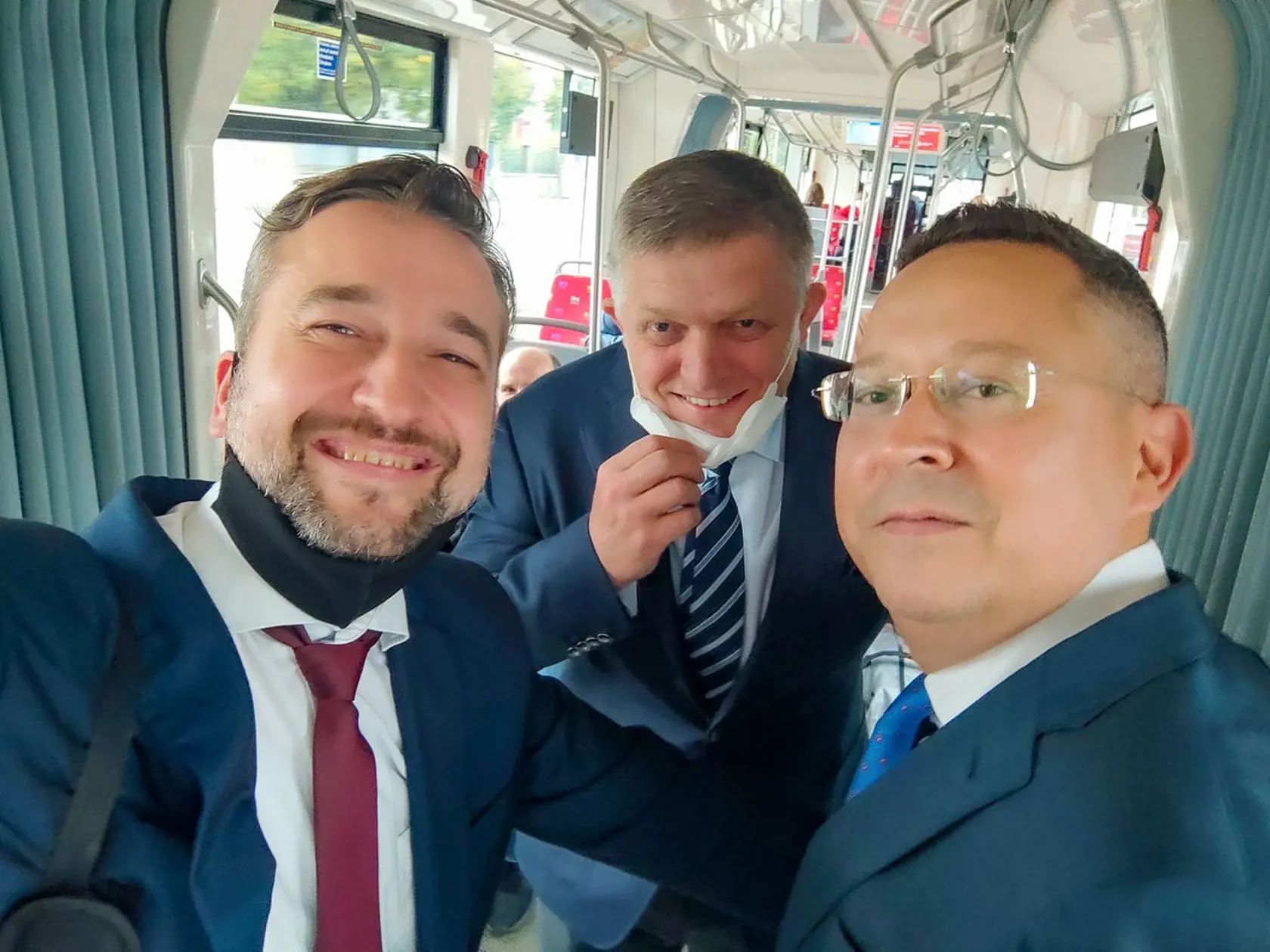 „Ten pocit, keď môžeš cestovať električkou, zatiaľ čo Matovič bez pancierovanej limuzíny nemôže zájsť ani po rožky do večierky,“ napísal poslanec Smeru Ľuboš Blaha k tejto fotke na sociálnej sieti.
