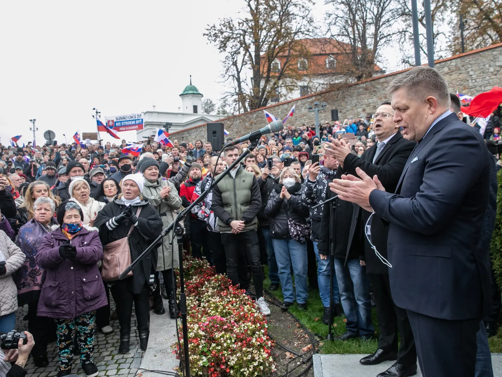 Protivládny protest pred parlamentom a Úradom vlády SR. Na fotkę je Robert Fico.