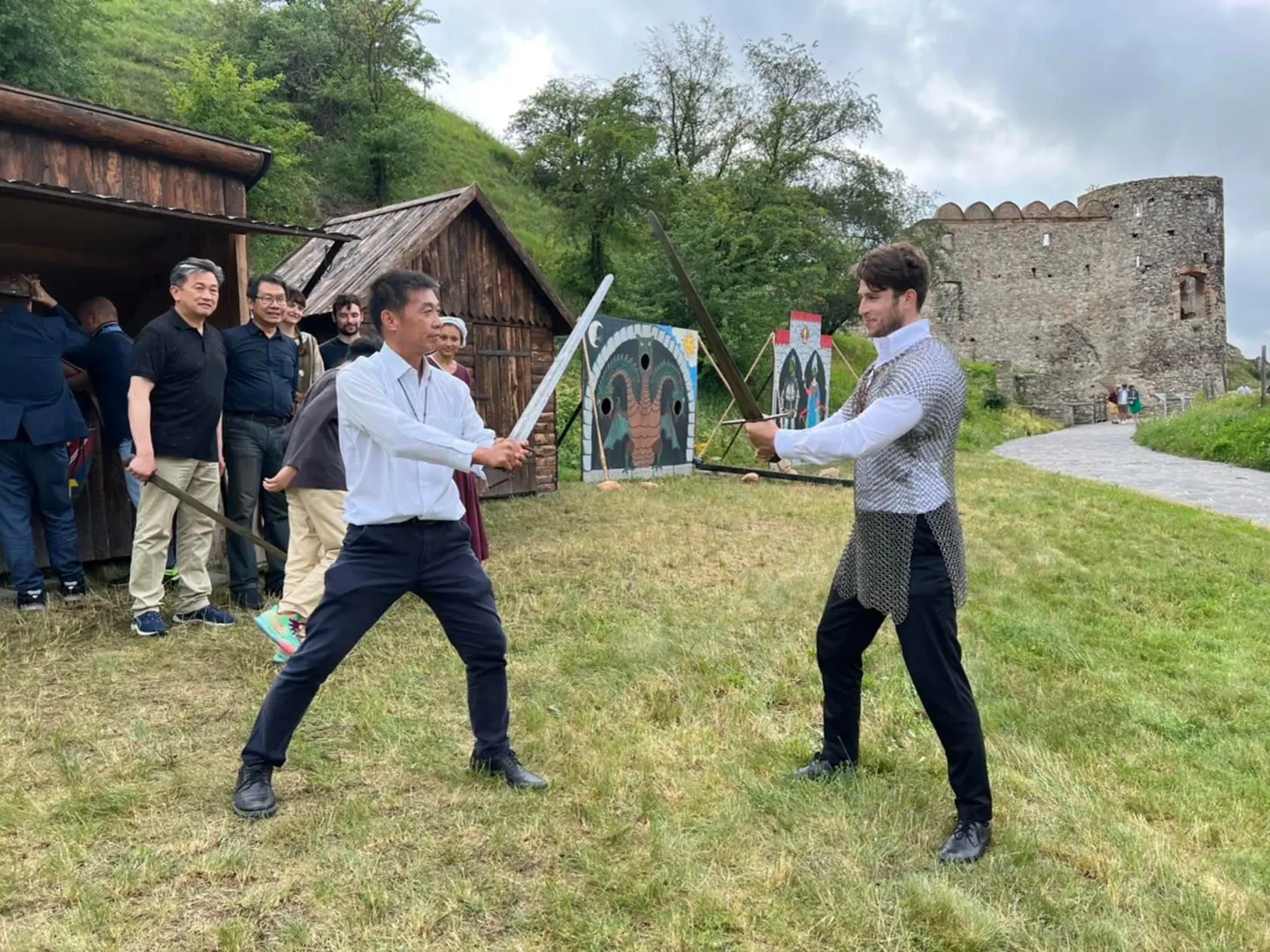Poslanec OĽANO Andrej Stančík povodil delegáciu z Taiwanu po Devíne. Ktovie, ako by to s poslancom dopadlo, keby si to s Taiwančanom naozaj rozdal v šermiarskom súboji.