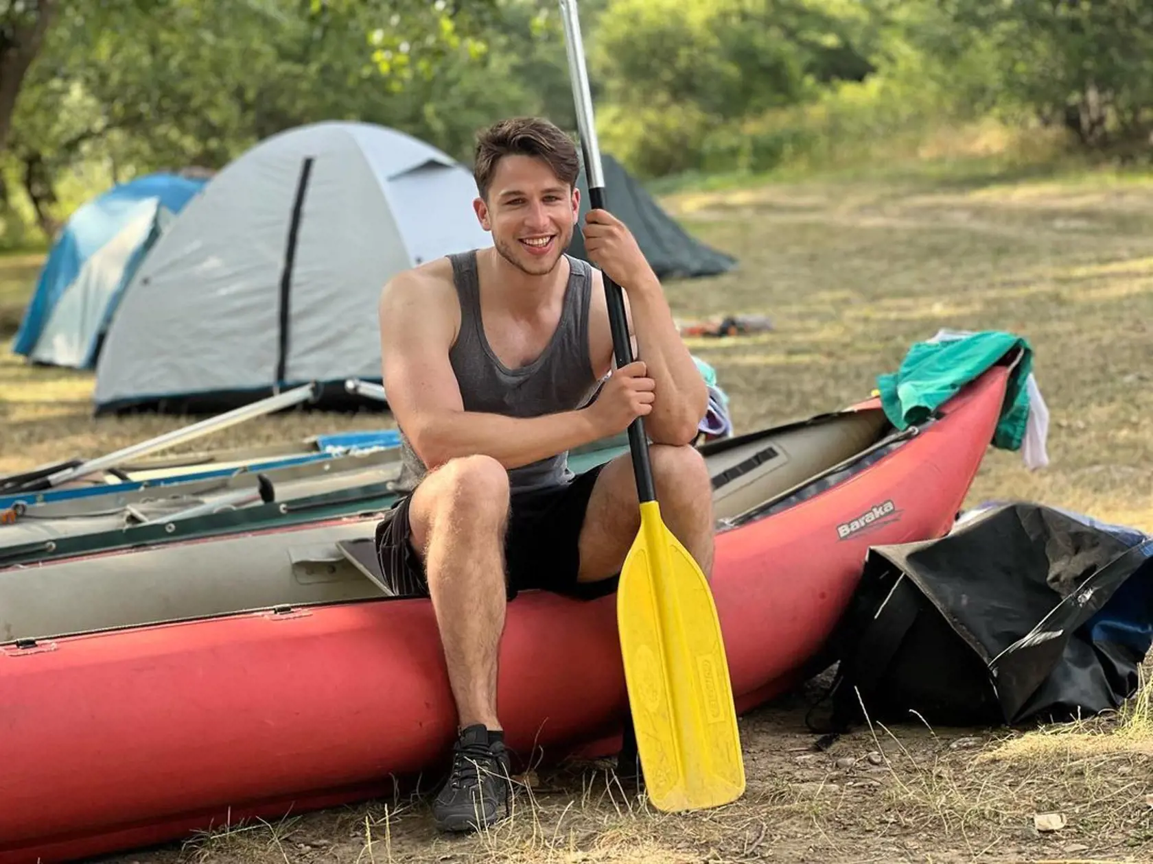 Poslanec za OĽANO Andrej Stančík predviedol vyšportovanú postavu. "Tento víkend trávim na splave s kamarátmi. Musím povedať, že na oveľa pokojnejších vodách, ako sú tie naše politické. Každopádne, Slovensko je skvelá krajina aj v tom, že na dovolenku nemusíte cestovať tisíce kilometrov a stačí ostať u nás. Aktívny oddychv prírode je za mňa naj cesta, ako si prevetrať hlavu :)," napísal na sociálnej sieti.