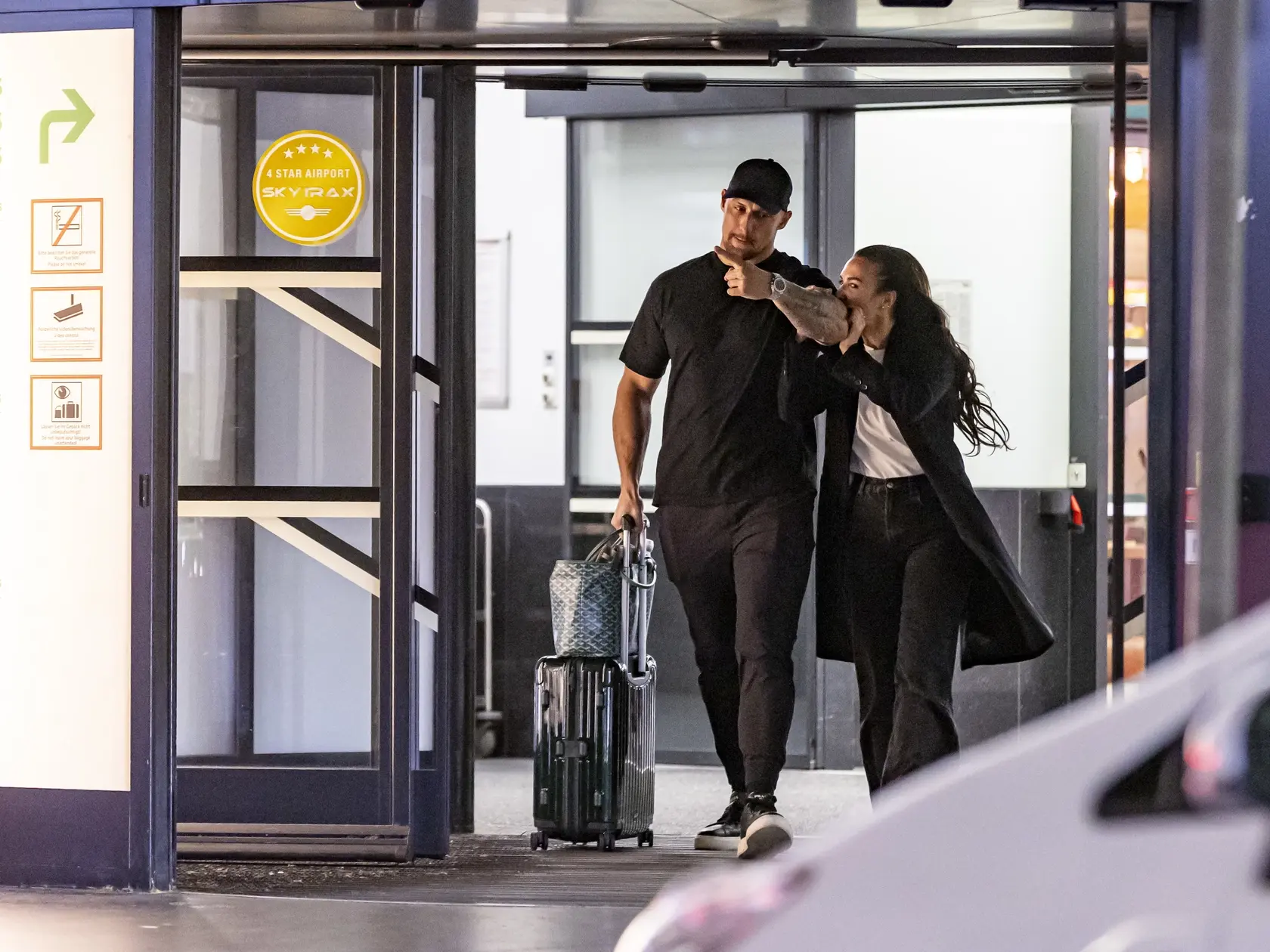 Michal Kyselica bol svoju novú partnerku, sympatickú brunetku, vyzdvihnúť v nedeľu večer na letisku vo Viedni.