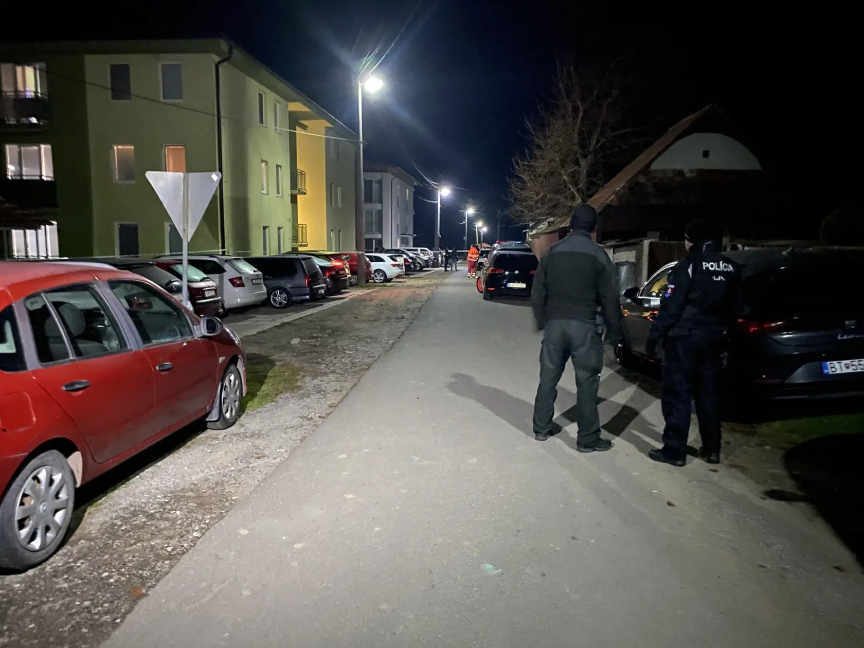 K tragédii malo dôjsť podľa doterajších informácií v obci Rokytov (okres Bardejov). Otec tu mal zastreliť malé dieťa a zbraň následne namieriť proti sebe. 