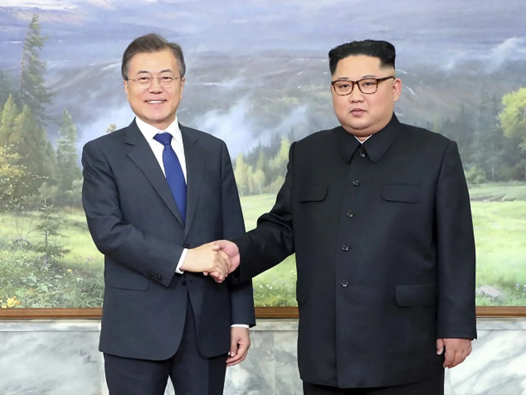 Na snímke, ktorú zverejnil juhokórejský prezidentský palác cez agentúru Yonhap severokórejský vodca Kim Čong-un (vpravo) a juhokórejský prezident Mun Če-in (vľavo) sa zišli v pohraničnej dedine Pchanmundžom v demilitarizovanej zóne medzi oboma Kóreami v sobotu 26. mája 2018.