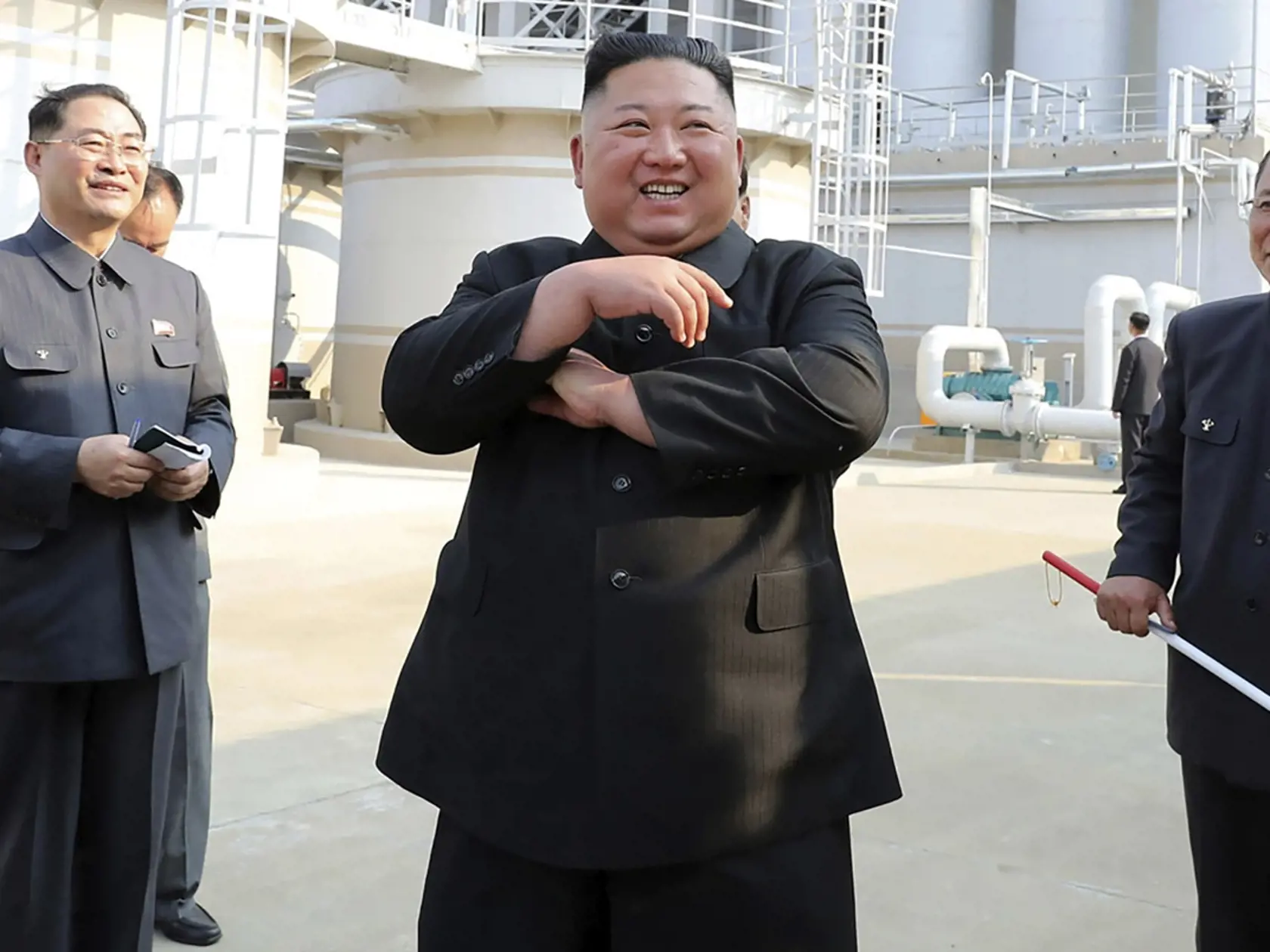 a snímke severokórejský líder Kim Čong-un (uprostred) počas otvorenia továrne na výrobu priemyselných hnojív neďaleko metropoly Pchjongjang 1. mája 2020.