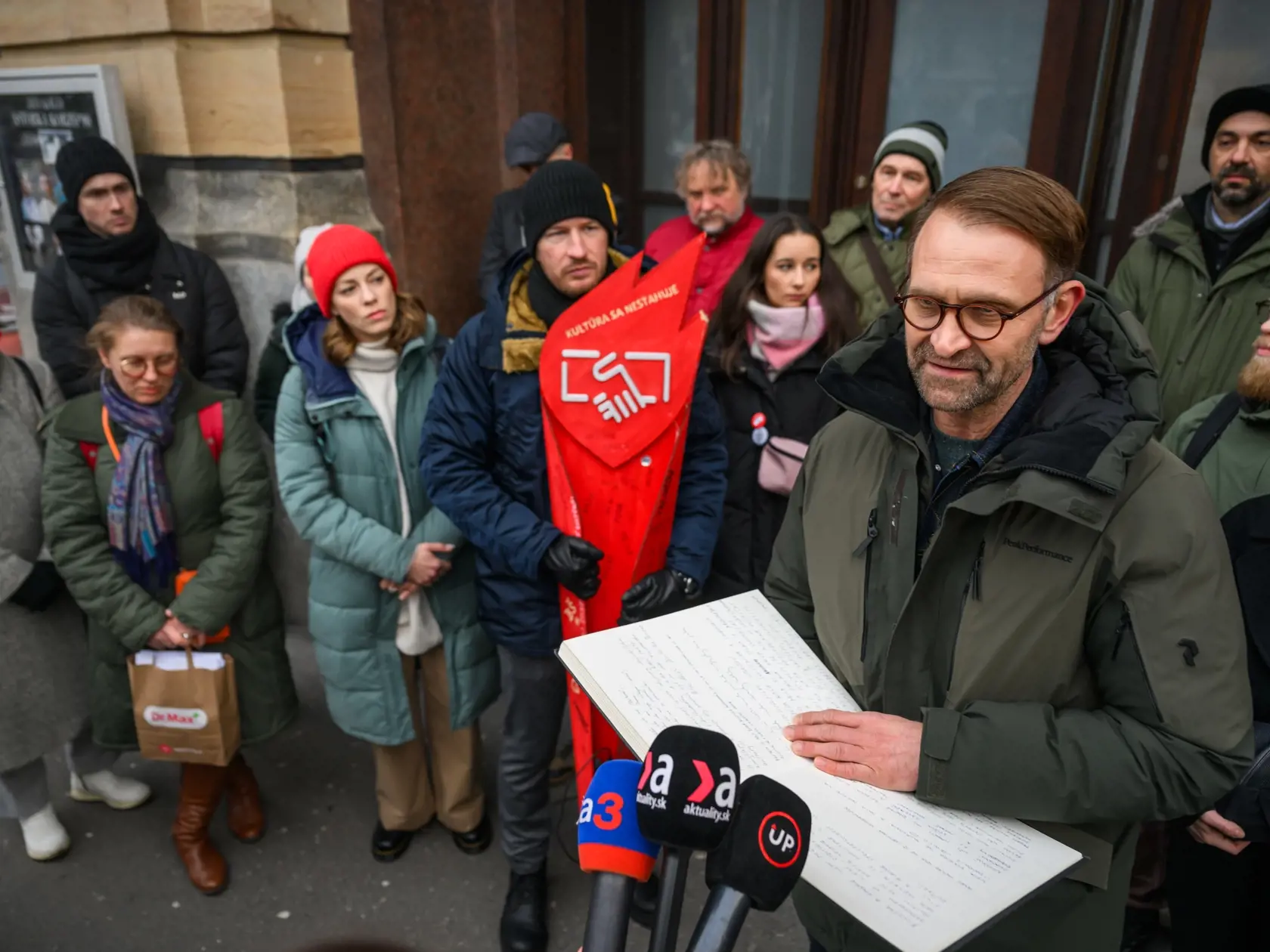 Na snímke vpravo herec Tomáš Maštalír počas tlačovej konferencie členov Činohry SND v rámci Slovenskej kultúrnej pochodne v Bratislave 12. decembra 2024.