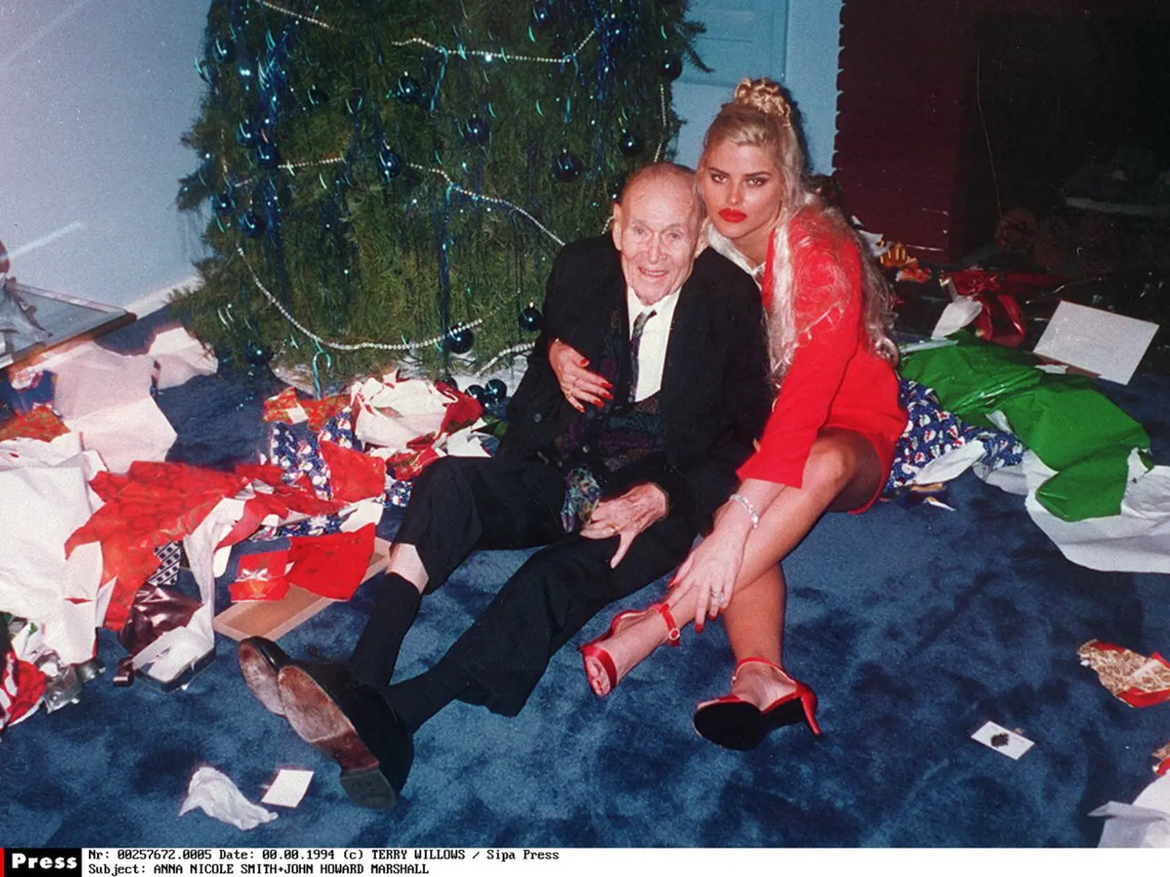 Anna Nicole Smith sa ako 26-ročná vydala za 89-ročného magnáta J. Howarda Marshalla. Anna priznala, že nemala fyzickú lásku k Howardovi, ale dal veci nad rámec peňazí, ktoré nikdy predtým nemala. Howard po13 mesiacoch manželstva zomrel 