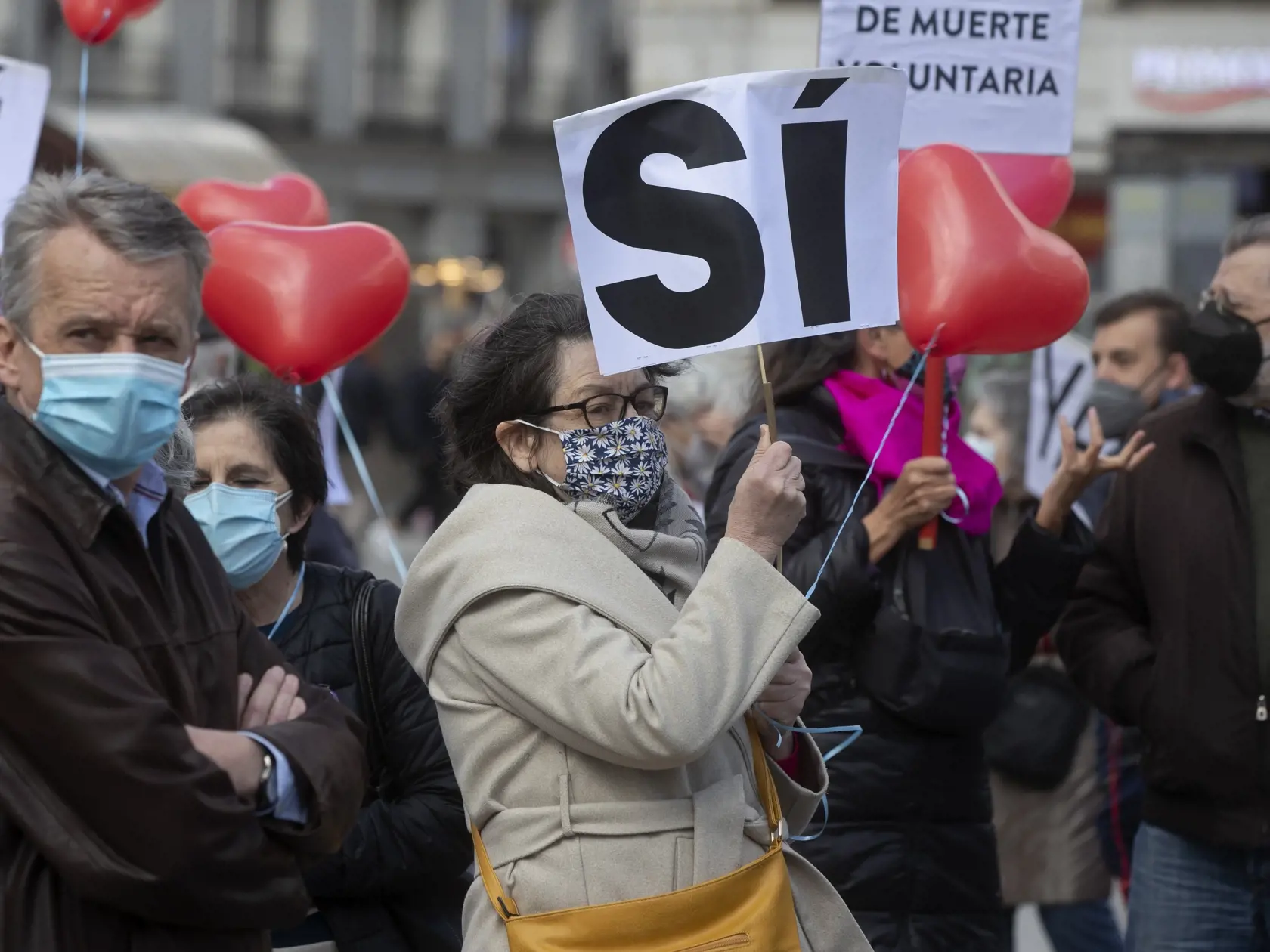 KK51 Madrid - Protestujúci za eutanáziu v Madride 18. marca 2021.  Dolná komora španielskeho parlamentu schválila vo štvrtok v poslednom čítaní návrh zákona, ktorý umožňuje ukončiť život ťažko chorým. Španielsko sa tak po Belgicku, Luxembursku a Holandsku stalo štvrtou krajinou Európskej únie, ktorá legalizovala eutanáziu a asistovanú samovraždu, píšu agentúry Reuters a AFP. FOTO TASR/AP
Pro euthanasia protesters demonstrate in Madrid, Spain, Thursday, March 18, 2021. Spain has become the sevent