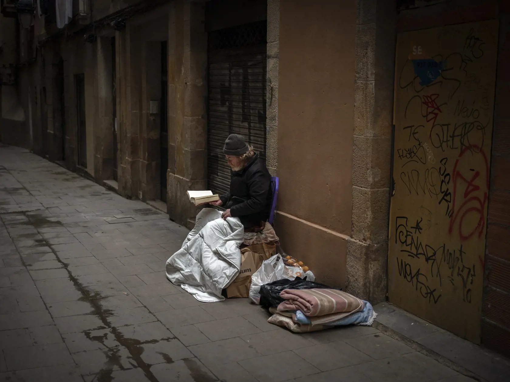 EBE 45 Barcelona - Na snímke bezdomovec si číta knihu na ulici v španielskej Barcelone 3. marca 2021. FOTO TASR/AP
A man who sleeps on the street reads a book next to his belongings on a street in Barcelona, Spain, Wednesday, March 3, 2021. (AP Photo/Emilio Morenatti)