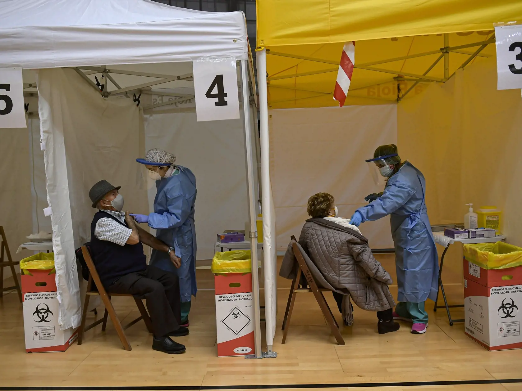 KK40 Arnedo - Na snímke obyvatelia počas očkovania vakcínou od konkorzia Pfizer/Biontech v býčej aréne v španielskom meste Arnedo 4. marca 2020. Regionálna vláda provincie La Rioja vyzvala obyvateľov mesta Arnedo nad 80 rokov na zaočkovanie proti ochoreniu COVID-19. FOTO TASR/AP
81 years old Pedro Perez Medrano closes to his wife Francisca Perez Solano receive a Pfizer vaccine during a COVID-19 vaccination campaign at the bull ring in Arnedo, northern Spain, Thursday, March 4, 2021. The La Rioja