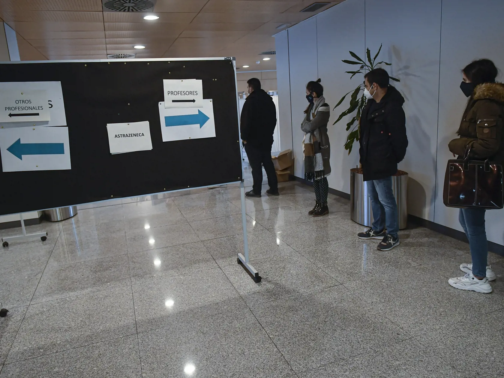 KK7 Logrono - Ľudia čakajú v rade na očkovanie vakcínou spoločnosti AstraZeneca proti ochoreniu Covid-19 počas vakcinačnej kampane v nemocnici v španielskom meste Logrono 24. marca 2021. Španielsko v stredu obnovilo používanie vakcíny od spoločnosti AstraZeneca. FOTO TASR/AP
People queue for the AstraZeneca COVID-19 vaccine, during a mass vaccination campaign at Sn Pedro Hospital, in Logrono, northern Spain, Wednesday, March 24, 2021. Spain resumed the use of the AstraZeneca vaccine on Wednesday