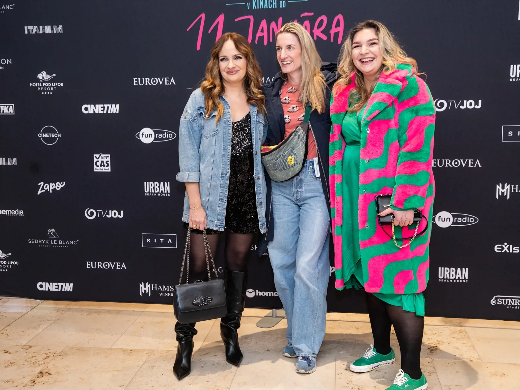 Premiéra filmu Jedeme na teambuilding. Na snímke je Adela Vinczeová, Zuzana Kubovčíková Šebová.