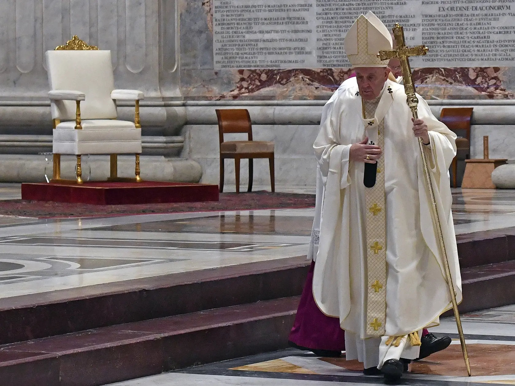 Na snímke je pápež František, ktorý slúži omšu na Veľký štvrtok v prázdnej Bazilike sv. Petra v rámci opatrení na zamedzenie šírenia nového koronavírusu vo Vatikáne.