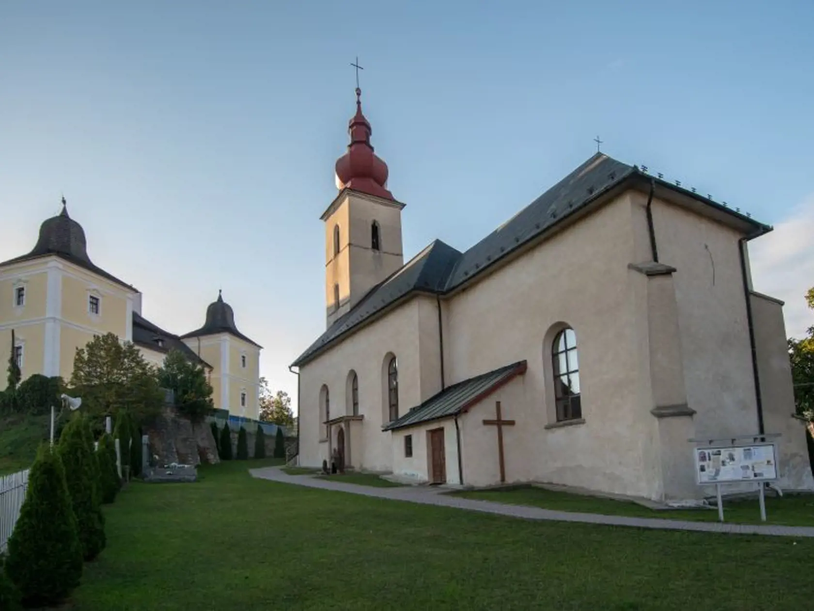 Z kostola Nenebovzatia Panny Márie v Hanušovciach vysielajú živé prenosy.