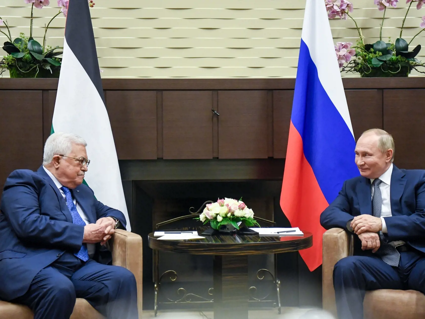 WA 8 Soči - Ruský prezident Vladimir Putin (vpravo) a palestínsky prezident Mahmúd Abbás sa rozprávajú počas stretnutia v čiernomorskom letovisku v Soči v utorok 23. novembra 2021. FOTO TASR/AP



Russian President Vladimir Putin, right, listens to Palestinian President Mahmoud Abbas during their talks in the Bocharov Ruchei residence in the Black Sea resort of Sochi, Russia, Tuesday, Nov. 23, 2021. (Yevgeny Biyatov, Sputnik, Kremlin Pool Photo via AP)
