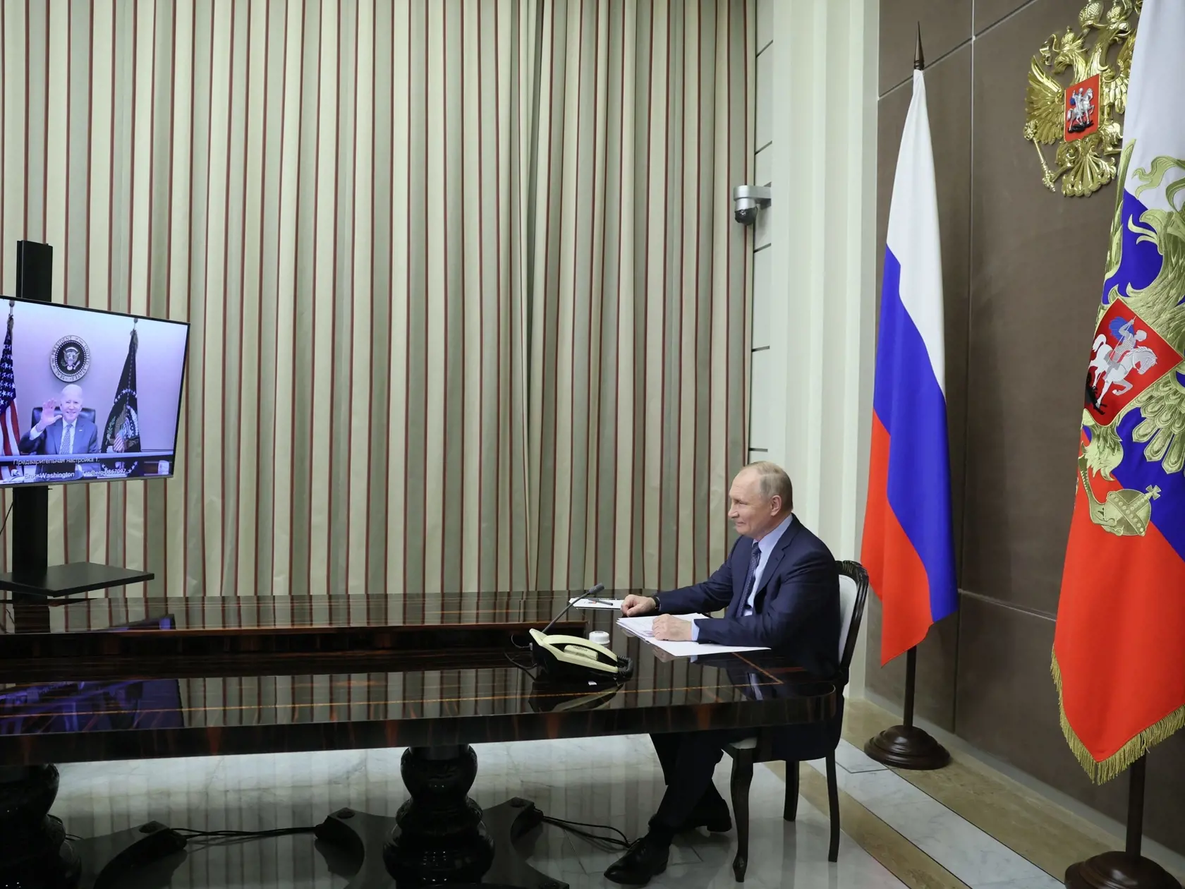 JB 20 Soči - Ruský prezident Vladimir Putin (vpravo) hovorí s americkým prezidentom Joeom Bidenom počas videohovoru v rezidencii Bočarov Ručei v čiernomorskom letovisku Soči 7. decembra 2021. Očakáva sa, že lídri budú diskutovať o situácii týkajúcej sa Ukrajiny a NATO, informovala agentúra TASS. Online summit sa bude konať v období zvýšeného napätia na Ukrajine, pričom Washington a Moskva sa navzájom obviňujú z vojenských provokácií v tomto regióne. FOTO TASR/AP

Russian President Vladimir Putin