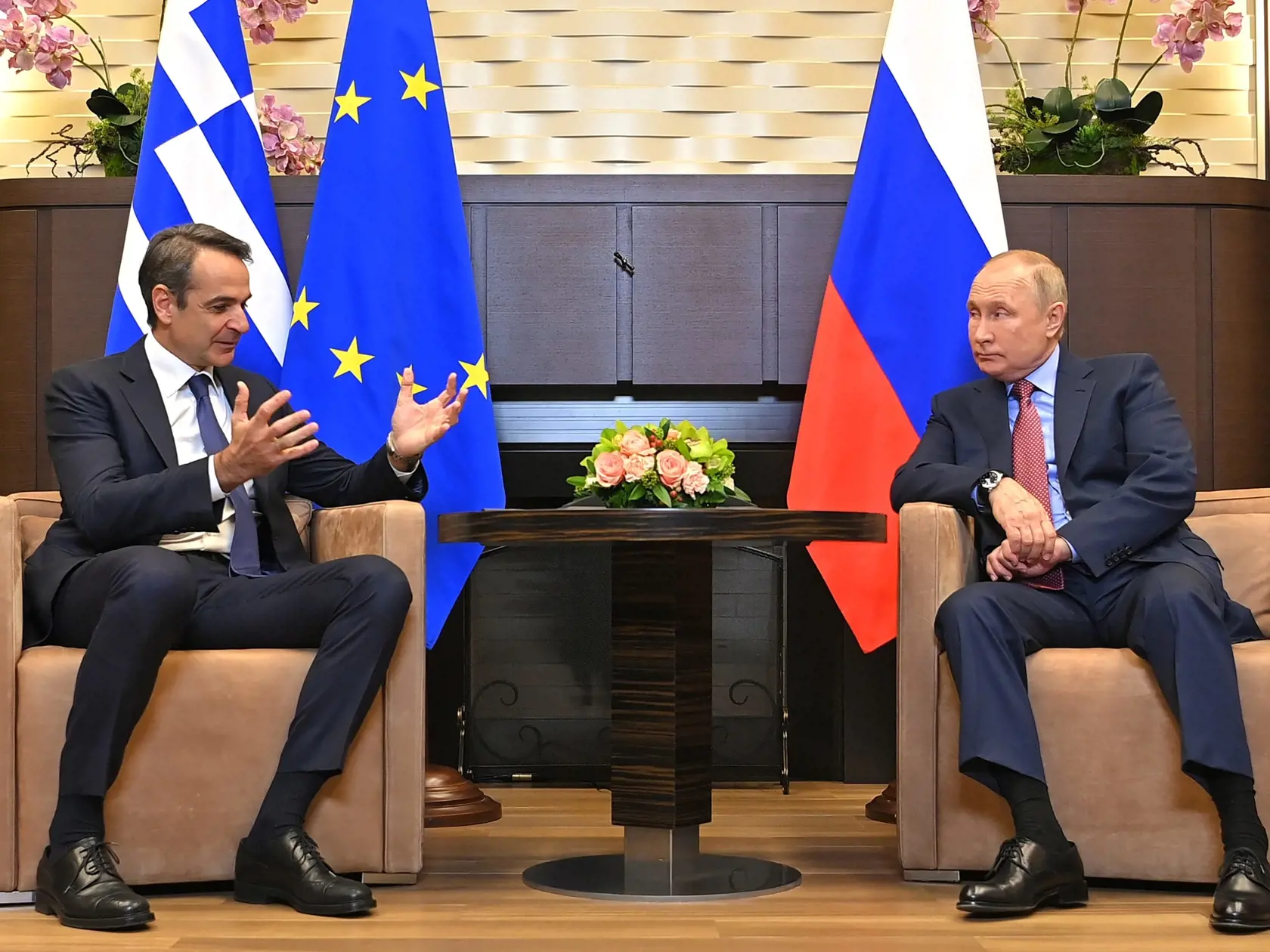 JB 19 Soči - Ruský prezident Vladimir Putin (vpravo) sa rozpráva s gréckym premiérom Kyriakosom Mitsotakisom počas ich stretnutia v rezidencii Bočarov Ručei v čiernomorskom letovisku Soči 8. decembra 2021. FOTO TASR/AP

Russian President Vladimir Putin, right, and Greek Prime Minister Kyriakos Mitsotakis talk during their meeting at Bocharov Ruchei residence in the Black Sea resort of Sochi Russia, Wednesday, Dec. 8, 2021. (Evgeny Odinokov, Sputnik, Kremlin Pool Photo via AP)