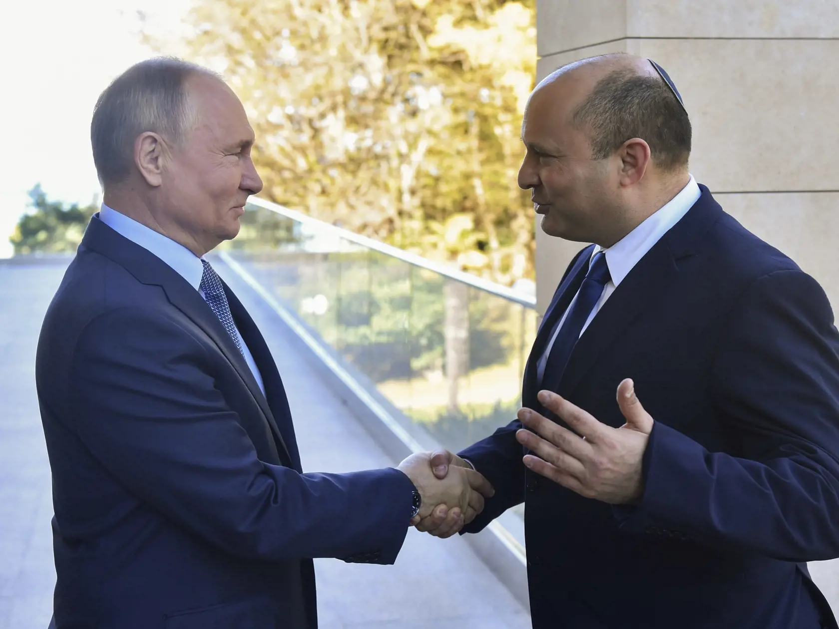JB 26 Soči - Ruský prezident Vladimir Putin (vľavo) si podáva ruku s izraelským premiérom Naftalim Bennettom pred ich stretnutím v čiernomorskom letovisku v Soči 22. októbra 2021. FOTO TASR/AP 

Russian President Vladimir Putin, left, and Israeli Prime Minister Naftali Bennett shake hands during their meeting in Sochi, Russia, Friday, Oct. 22, 2021. Russian President Vladimir Putin hosted Israeli Prime Minister Naftali Bennett Friday for their first meeting, hailing friendly ties between the two