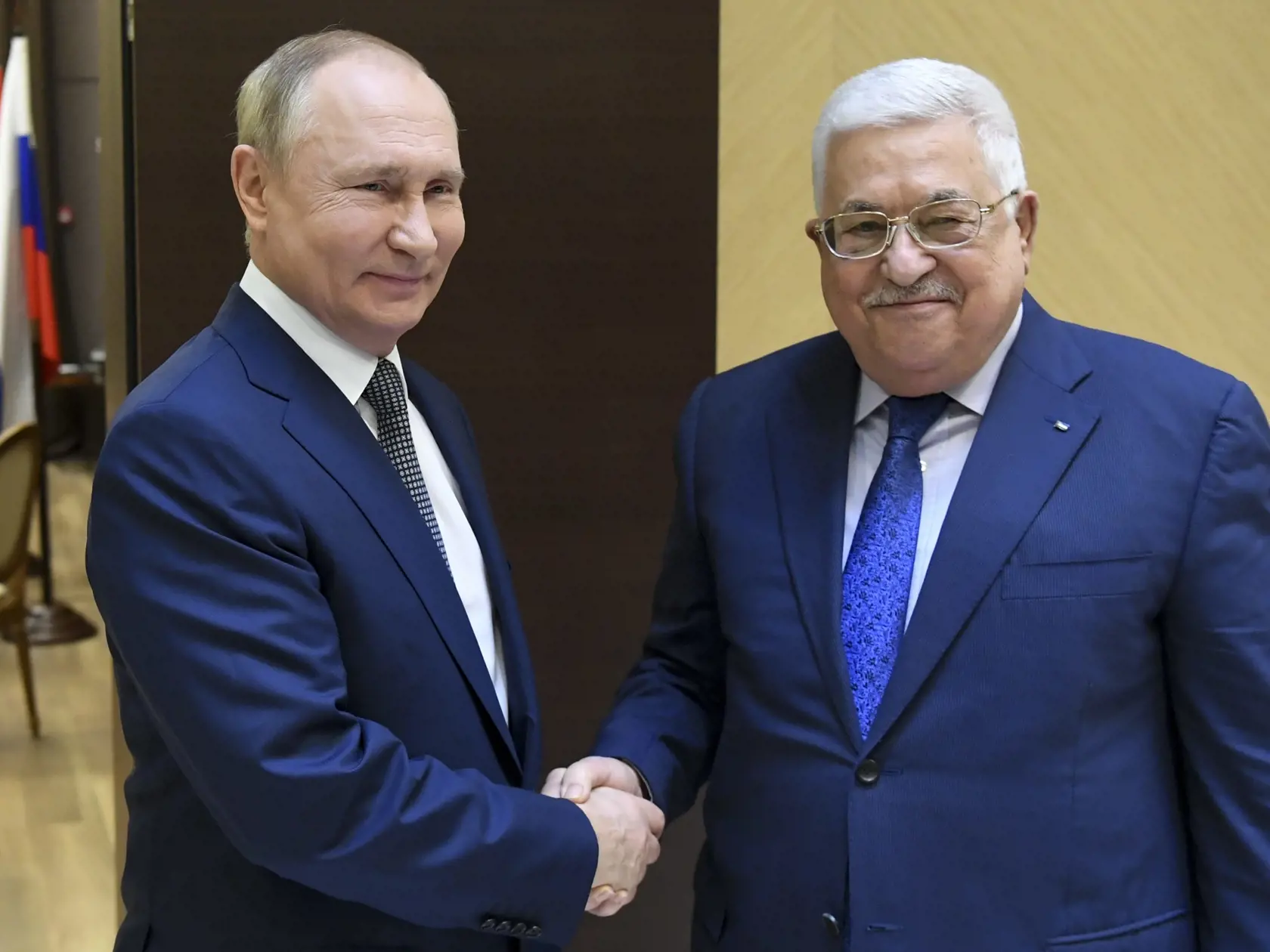 WA 7 Soči - Ruský prezident Vladimir Putin (vľavo) a palestínsky prezident Mahmúd Abbás pózujú počas stretnutia v čiernomorskom letovisku v Soči v utorok 23. novembra 2021. FOTO TASR/AP



Russian President Vladimir Putin, left, and Palestinian President Mahmoud Abbas pose for a photo prior to their talks in the Bocharov Ruchei residence in the Black Sea resort of Sochi, Russia, Tuesday, Nov. 23, 2021. (Yevgeny Biyatov, Sputnik, Kremlin Pool Photo via AP)