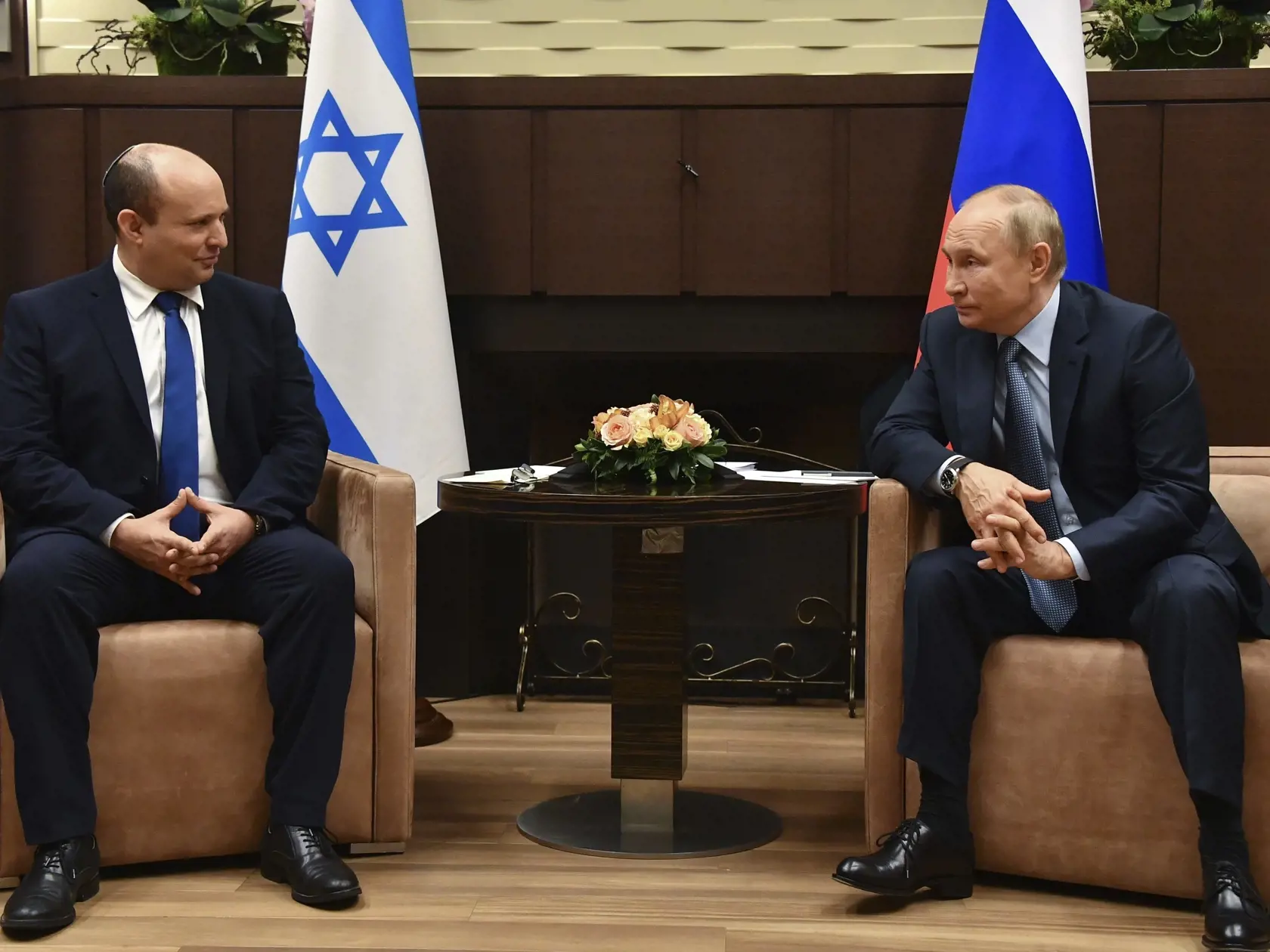 JB 29 Soči - Ruský prezident Vladimir Putin (vpravo) sa rozpráva s izraelským premiérom Naftalim Bennettom počas ich stretnutia v čiernomorskom letovisku v Soči 22. októbra 2021. FOTO TASR/AP 

Russian President Vladimir Putin, right, and Israeli Prime Minister Naftali Bennett speak during their meeting in Sochi, Russia, Friday, Oct. 22, 2021. Russian President Vladimir Putin hosted Israeli Prime Minister Naftali Bennett Friday for their first meeting, hailing friendly ties between the two count