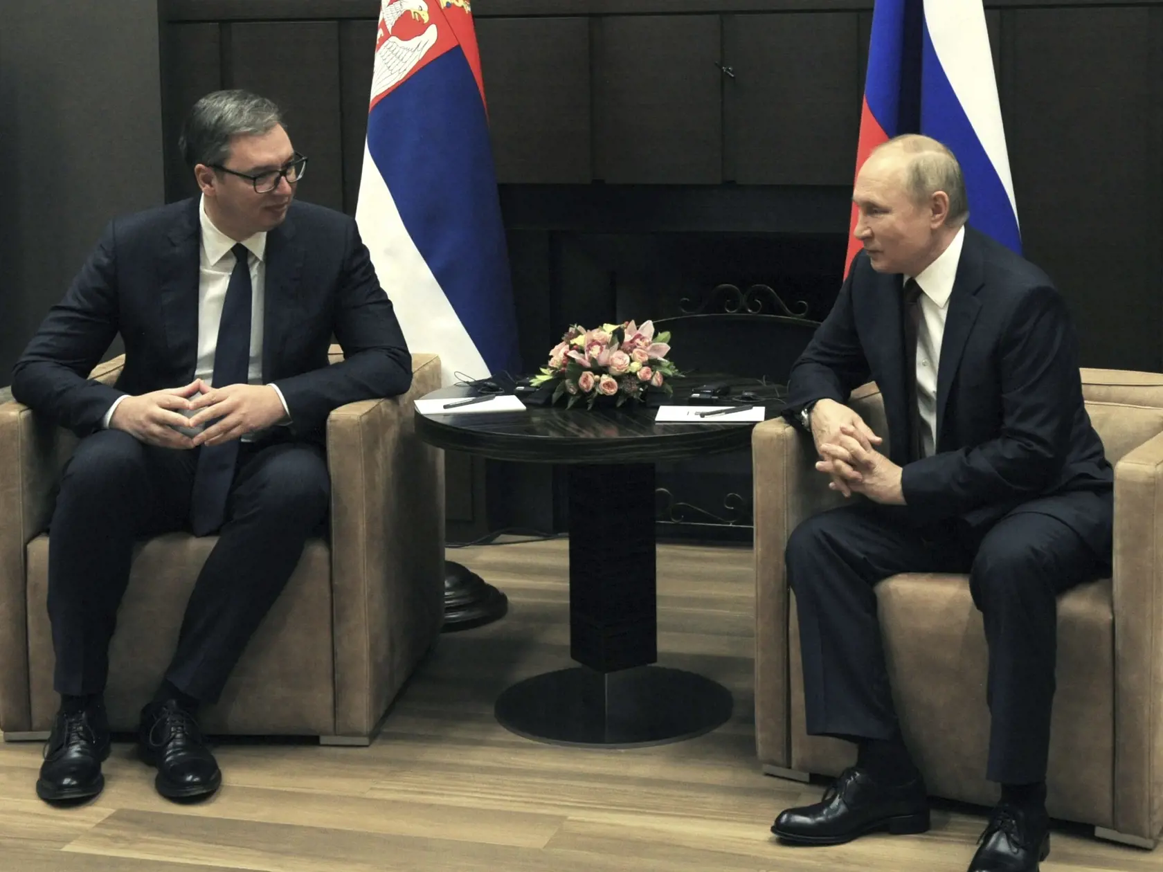 EBE 32 Soči - Na snímke sprava ruský prezident Vladimir Putin a srbský prezident Aleksandar Vučič počas stretnutia v Soči v Rusku 25. novembra 2021. FOTO TASR/AP

Russian President Vladimir Putin, right, and Serbian President Aleksandar Vucic speak during their meeting in Sochi, Russia, Thursday, Nov. 25, 2021. (Mikhail Klimentyev, Sputnik, Kremlin Pool Photo via AP)