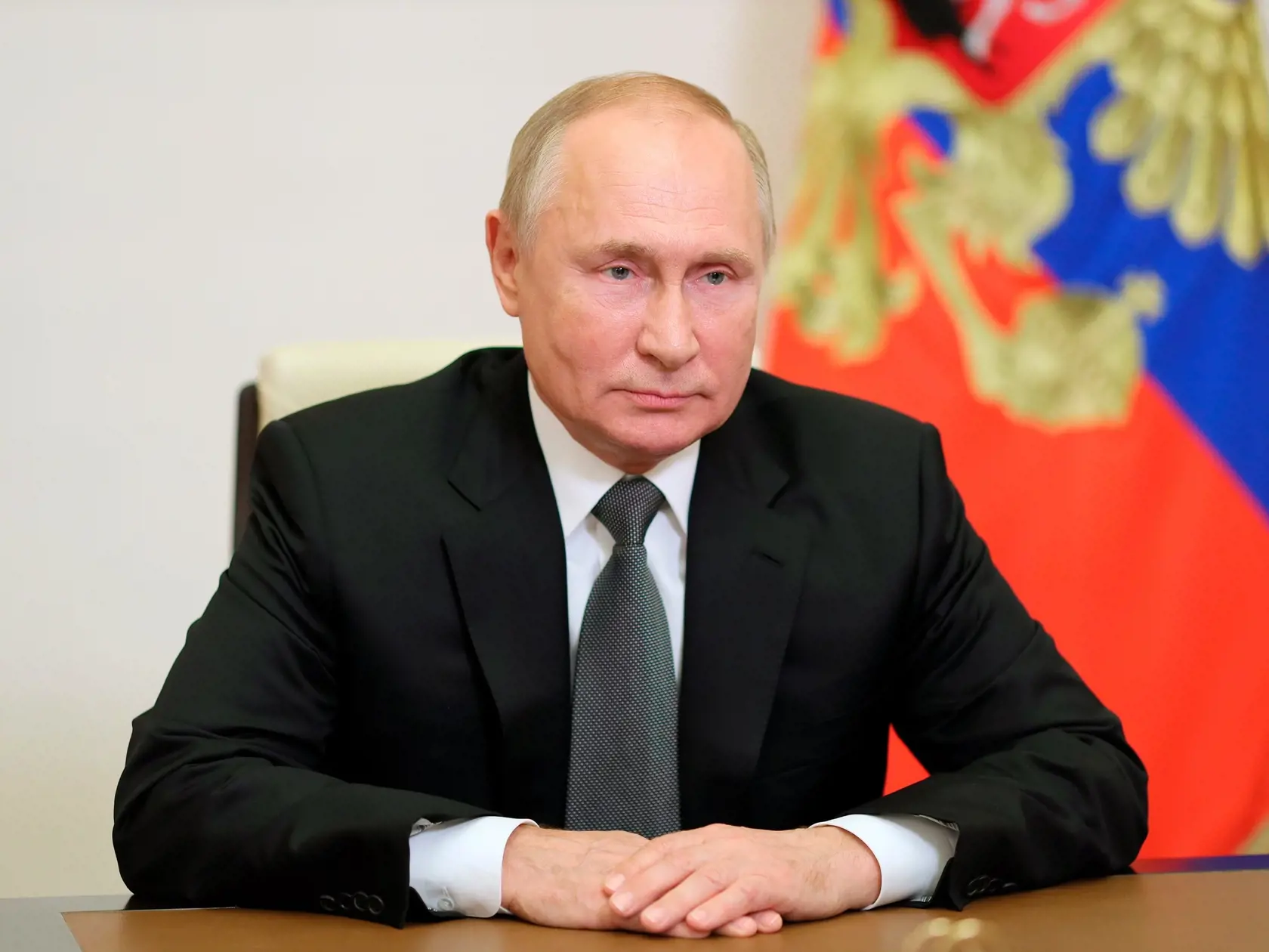 JB 32 Moskva - Ruský prezident Vladimir Putin počas nahrávania videa ku klimatickému summitu COP26 v jeho rezidencii Novo-Ogarjovo pri Moskve 2. novembra 2021. Kremeľ odmietol kritiku amerického prezidenta Joea Bidena na adresu ruského prezidenta Vladimira Putina za neúčasť na klimatickej konferencii OSN (COP26) v škótskom Glasgowe, informovala vo štvrtok agentúra AP. FOTO TASR/AP 

In this undated pool photo released by the Kremlin Press Service via Sputnik on Tuesday, Nov. 2, 2021, Russian Pre