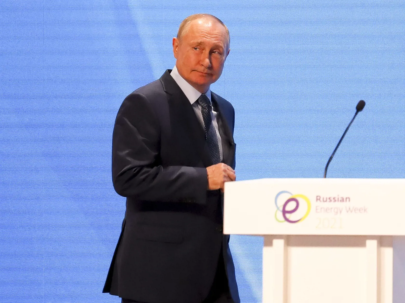 KK44 Moskva - Ruský prezident Vladimir Putin prichádza na plenárne zasadnutie počas Ruského energetického fóra 13. októbra 2021 v Moskve. FOTO TASR/AP
Russian President Vladimir Putin arrives to attend the plenary session of the Russian Energy Week in Moscow, Russia, Wednesday, Oct. 13, 2021. (Sergei Ilnitsky/Pool Photo via AP)