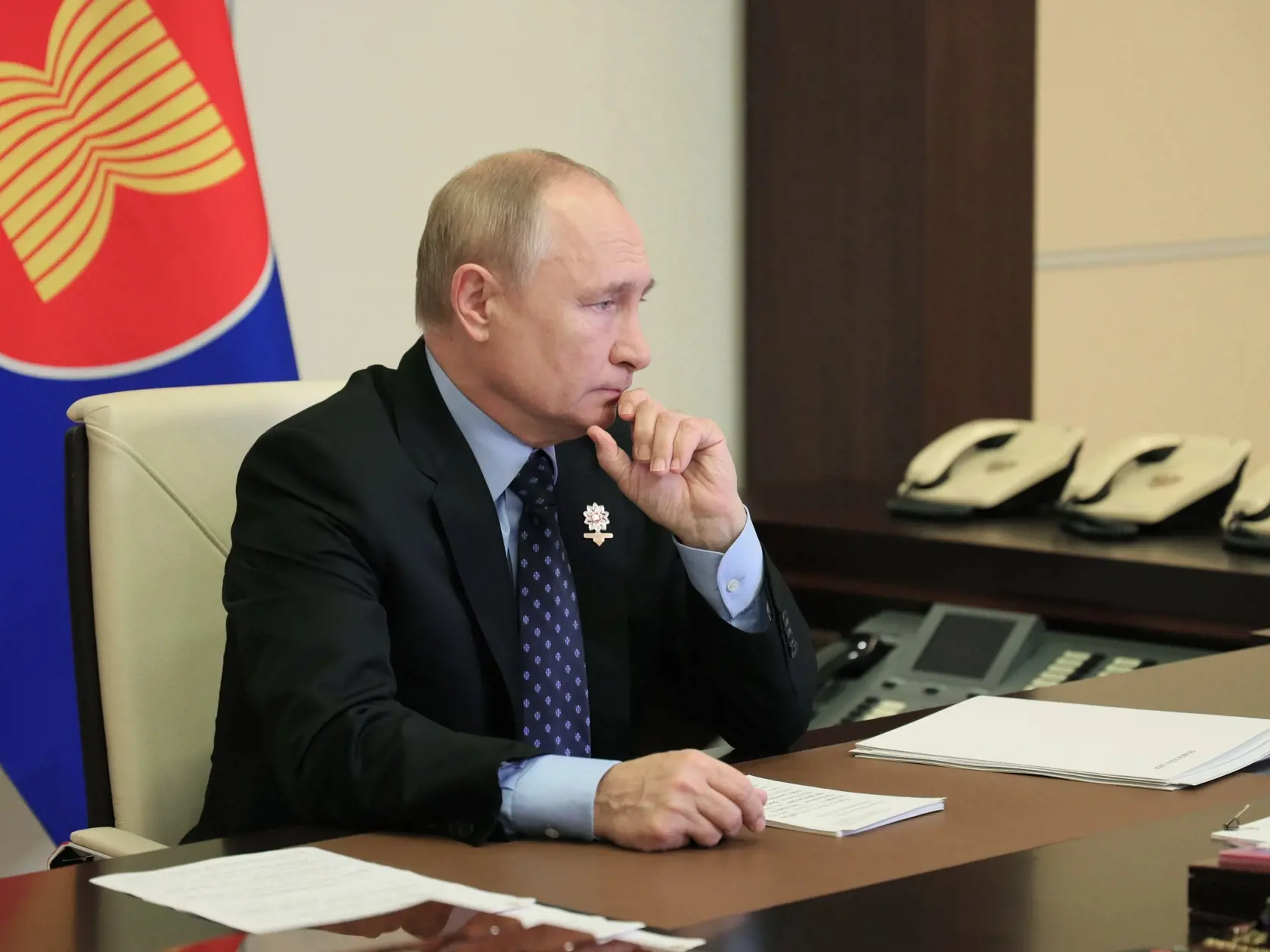 JB 10 Novo-Ogarjovo - Ruský prezident Vladimir Putin sa prostredníctvom videolinku zúčastňuje na summite Združenia krajín juhovýchodnej Ázie (ASEAN) v jeho rezidencii Novo-Ogarjovo pri Moskve 27. októbra 2021. Mjanmarská vojenská vláda bojkotovala v utorok summit Združenia krajín juhovýchodnej Ázie (ASEAN) po tom, čo veliteľovi junty Min Aun Hlainovi zakázal účasť. Ako píše agentúra AFP, vojenský režim tak ešte prehĺbil svoju izoláciu od zvyšku regiónu, ktorá sa začala, keď pred deviatimi mesiac