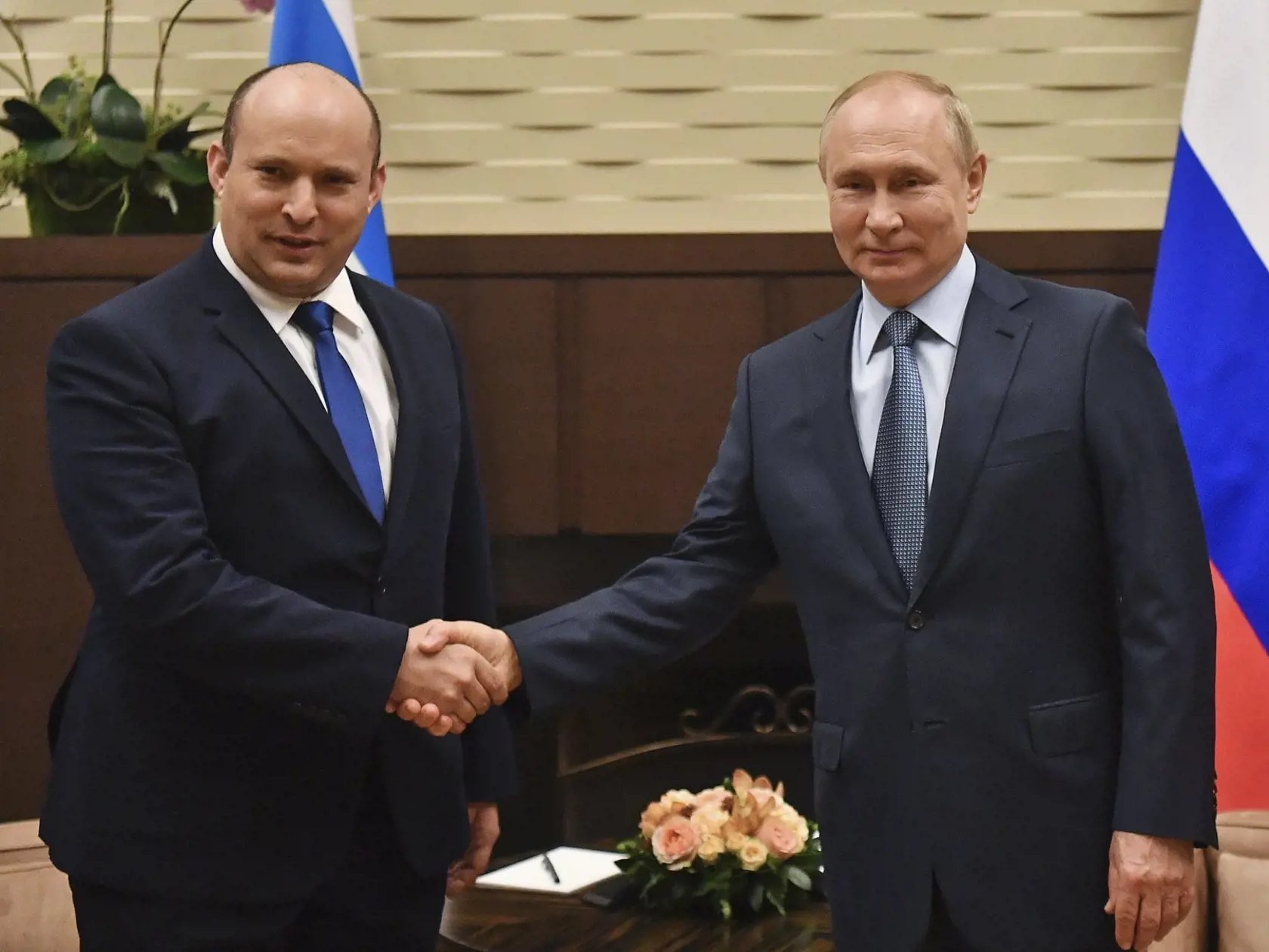 JB 28 Soči - Ruský prezident Vladimir Putin (vpravo) si podáva ruku s izraelským premiérom Naftalim Bennettom pred ich stretnutím v čiernomorskom letovisku v Soči 22. októbra 2021. FOTO TASR/AP 

Russian President Vladimir Putin, right, and Israeli Prime Minister Naftali Bennett shake hands during their meeting in Sochi, Russia, Friday, Oct. 22, 2021. Russian President Vladimir Putin hosted Israeli Prime Minister Naftali Bennett Friday for their first meeting, hailing friendly ties between the t