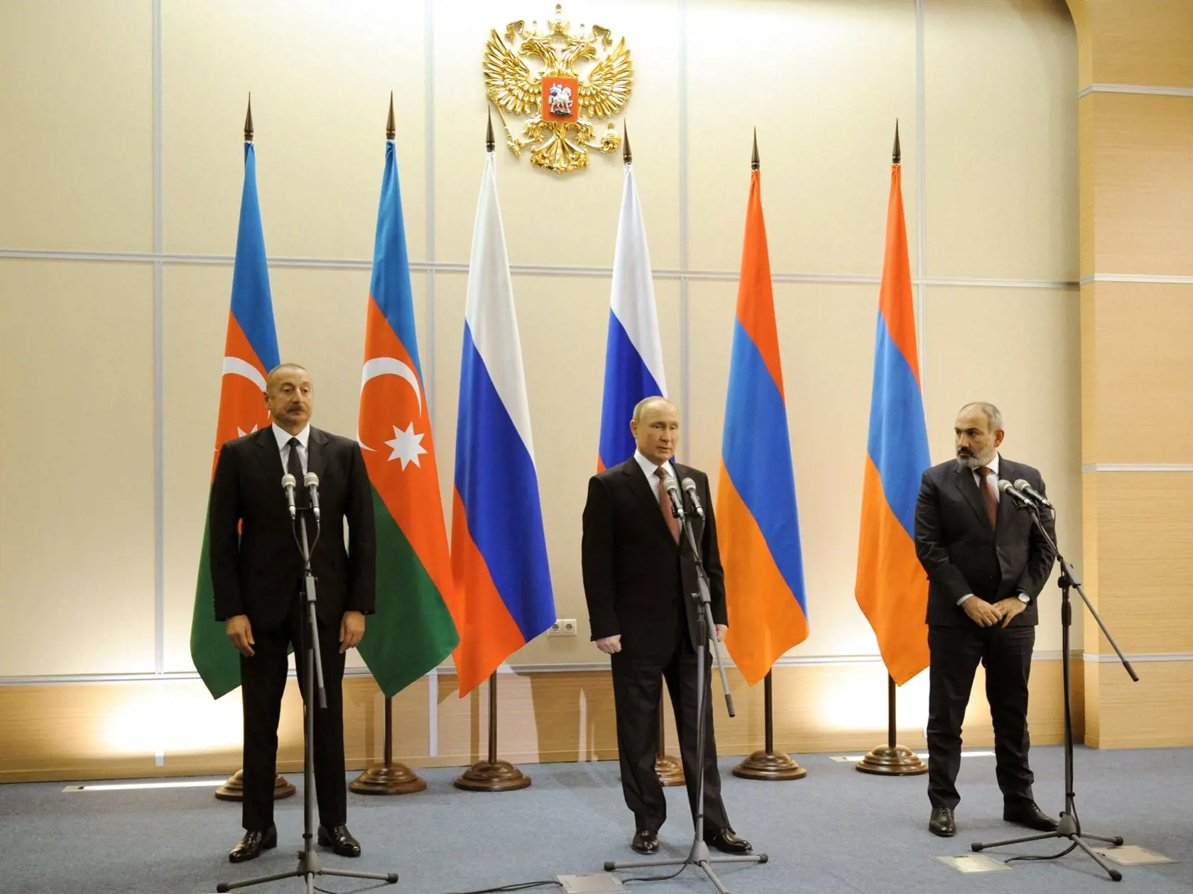 WA 26 Soči -  Ruský prezident Vladimir Putin (uprostred), azerbajdžanský prezident Ilham Alijev (vľavo) a arménsky premiér Nikol Pašinjan stoja počas tlačovej konferencie v čiernomorskom rezorte Soči v piatok 26. novembra 2021. Stretnutie sa uskutočnilo v čase prvého výročia mierovej dohody sprostredkovanej Ruskom, vďaka ktorej prišlo k ukončeniu bojov v Náhornom Karabachu. FOTO TASR/AP 

Russian President Vladimir Putin, center, Azerbaijan's President Ilham Aliyev, left, and Armenia's Prime Min