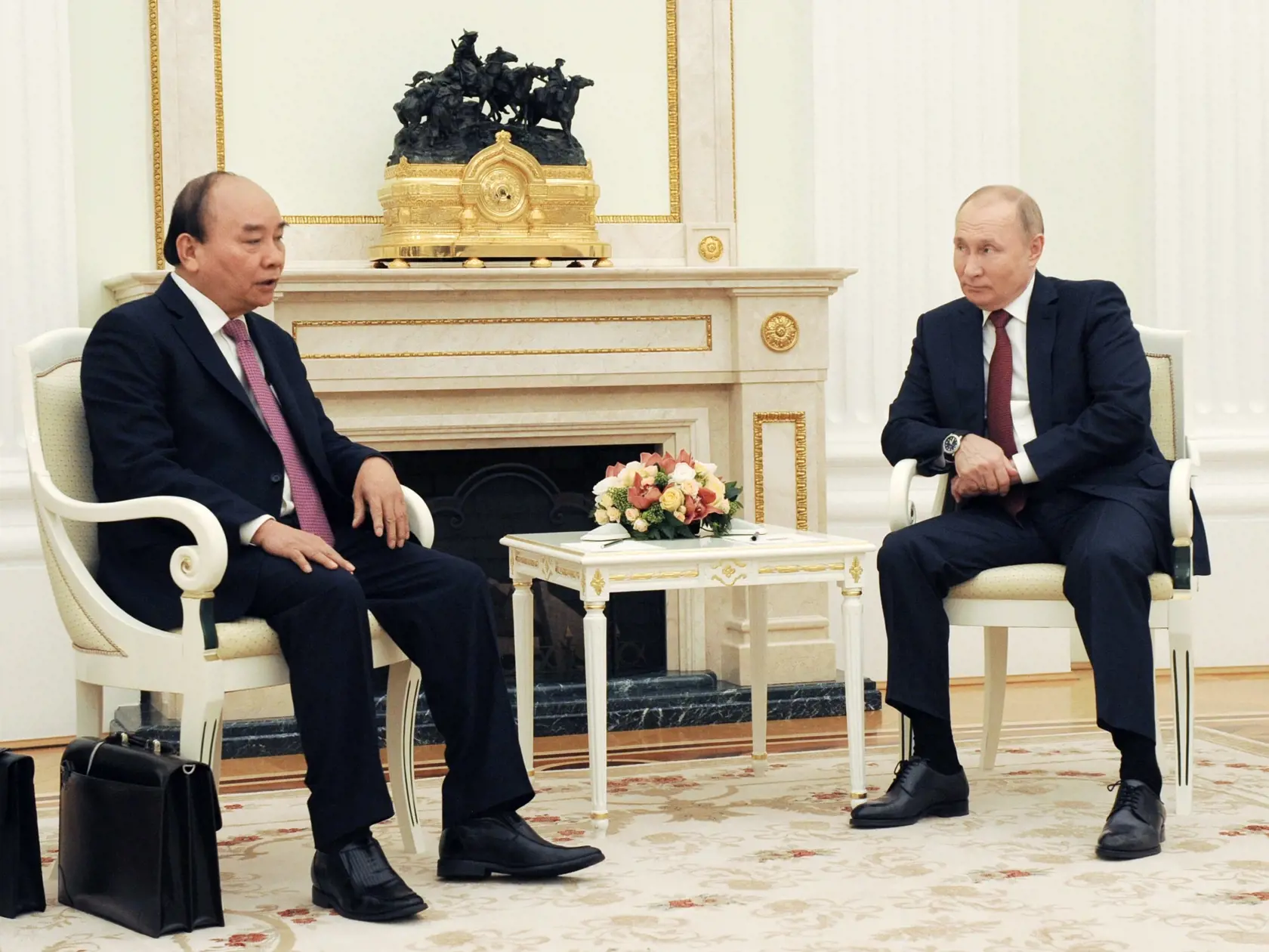 EBE 20 Moskva - Na snímke sprava ruský prezident Vladimir Putin a vietnamský prezident Nguyen Xuan Phuc počas stretnutia v Moskve 30. novembra 2021. FOTO TASR/AP


Russian President Vladimir Putin, right, and Vietnamese President Nguyen Xuan Phuc speak during their meeting in Moscow, Russia, Tuesday, Nov. 30, 2021. (Mikhail Klimentyev, Sputnik, Kremlin Pool Photo via AP)
