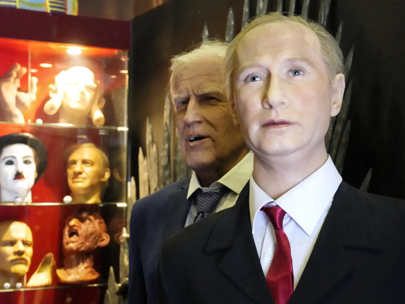 JB 16 Petrohrad - Voskové figuríny znázorňujúce amerického prezidenta Joea Bidena (vľavo) a ruského prezidenta Vladimira Putina sú vystavené počas výstavy voskových figurín v Petrohrade 6. decembra 2021. V utorok 7. decembra sa začalo rokovanie ruského prezidenta Vladimira Putina a jeho amerického náprotivku Joea Bidena, ktoré sa koná formou videohovoru. Očakáva sa, že lídri budú diskutovať o situácii týkajúcej sa Ukrajiny a NATO, informovala agentúra TASS. Online summit sa bude konať v období z