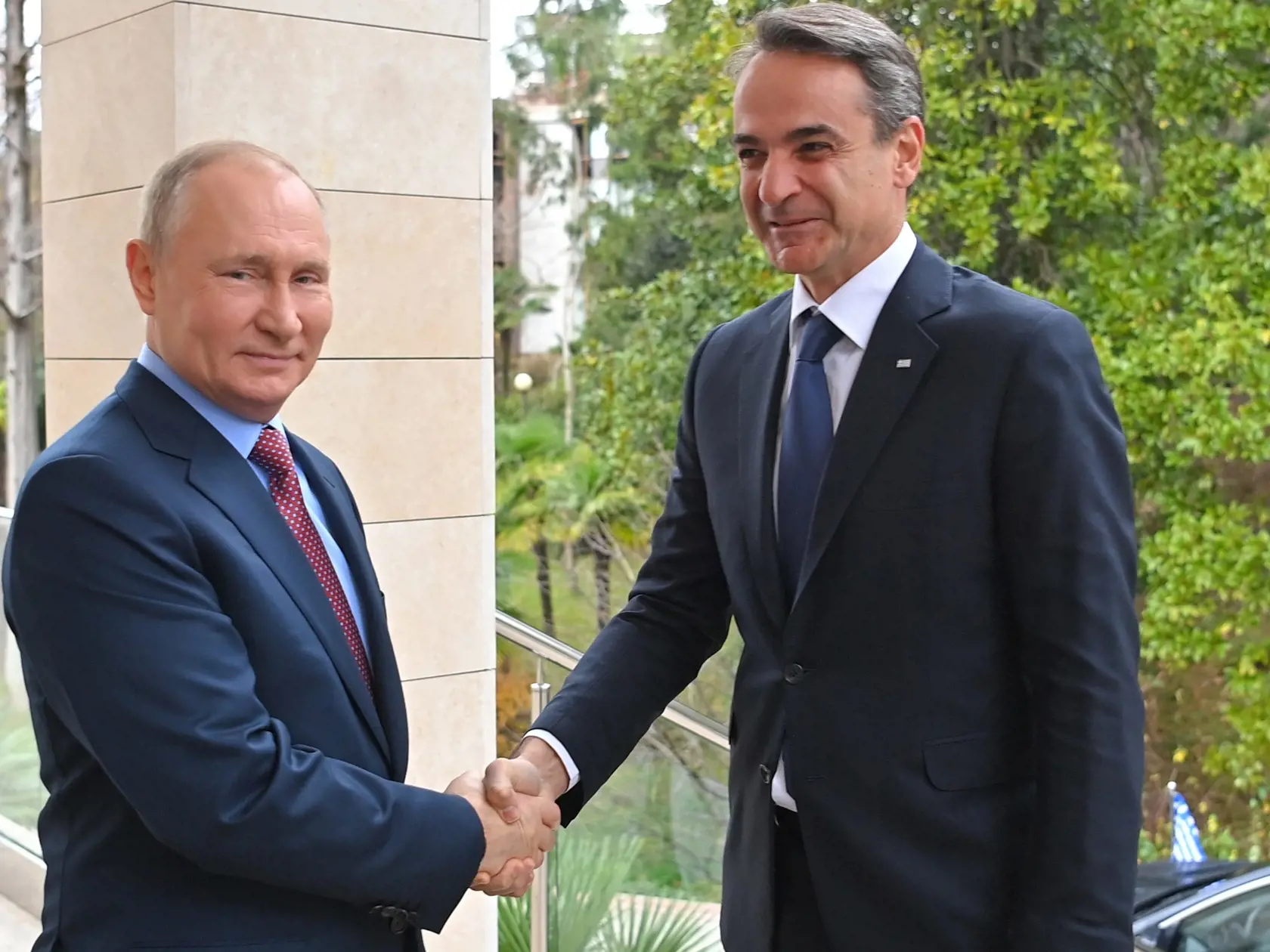JB 18 Soči - Ruský prezident Vladimir Putin (vľavo) 
si podáva ruku s gréckym premiérom Kyriakosom Mitsotakisom počas ich stretnutia v rezidencii Bočarov Ručei v čiernomorskom letovisku Soči 8. decembra 2021. FOTO TASR/AP

Russian President Vladimir Putin, left, and Greek Prime Minister Kyriakos Mitsotakis shake hands during their meeting at Bocharov Ruchei residence in the Black Sea resort of Sochi Russia, Wednesday, Dec. 8, 2021. (Evgeny Odinokov, Sputnik, Kremlin Pool Photo via AP)