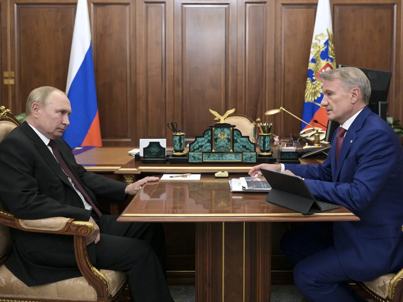 EBE 36 Moskva - Na snímke vľavo ruský prezident Vladimir Putin, vpravo prezident ruskej banky Sberbank Herman Gref počas stretnutia v Moskve 26. októbra 2021. FOTO TASR/AP

 
Russian President Vladimir Putin, left, listens to Chief Executive of Sberbank German Gref during their meeting in Moscow, Russia, Tuesday, Oct. 26, 2021. (Alexei Druzhinin, Sputnik, Kremlin Pool Photo via AP)