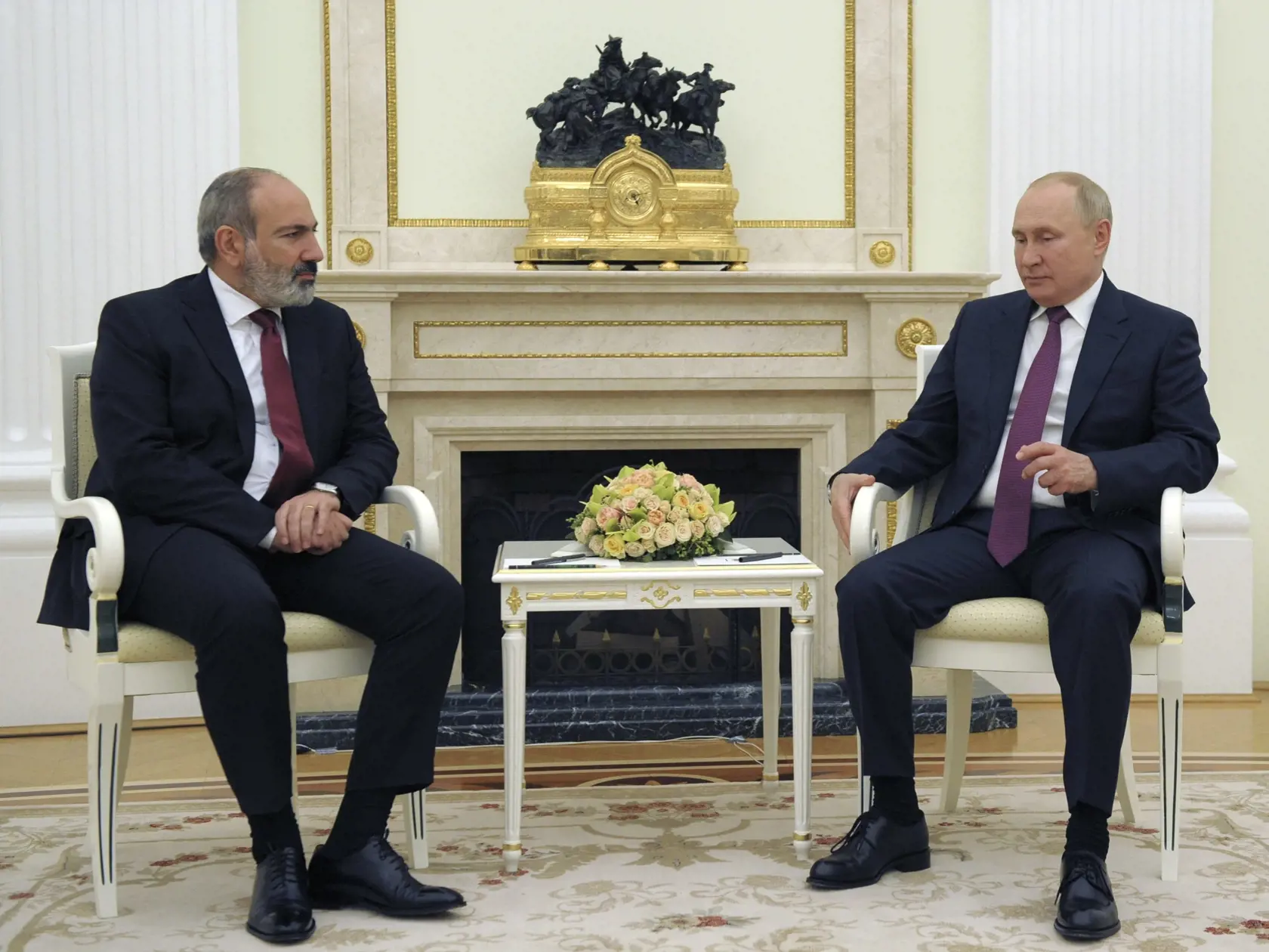 KK24 Moskva - Ruský prezident Vladimir Putin (vpravo) a arménsky premiér  Nikol Pašinjan sa rozprávajú počas stretnutia v Moskve 12. októbra 2021. FOTO TASR/AP
Russian President Vladimir Putin, right, and Prime Minister of Armenia Nikol Pashinyan speak during their meeting in Moscow, Russia, Tuesday, Oct. 12, 2021. (Alexey Druzhinin, Sputnik, Kremlin Pool Photo via AP)