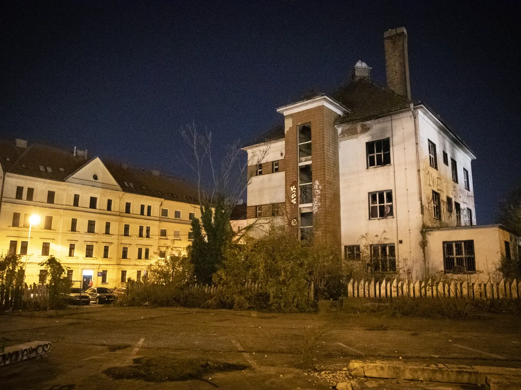 Podstaničné námestie je ďalšou pýchou. Ako napovedá názov, nachádza sa priamo pod Hlavnou stanicou. Okolie výrazne zapácha močom a obľubujú ho najmä pochybné indivíduá. Najhoršie je to však v noci, kedy sa tu stretávajú rôzne živly. V každom zákutí by ste našli striekačky alebo aspoň rôzny nechutný bordel!
