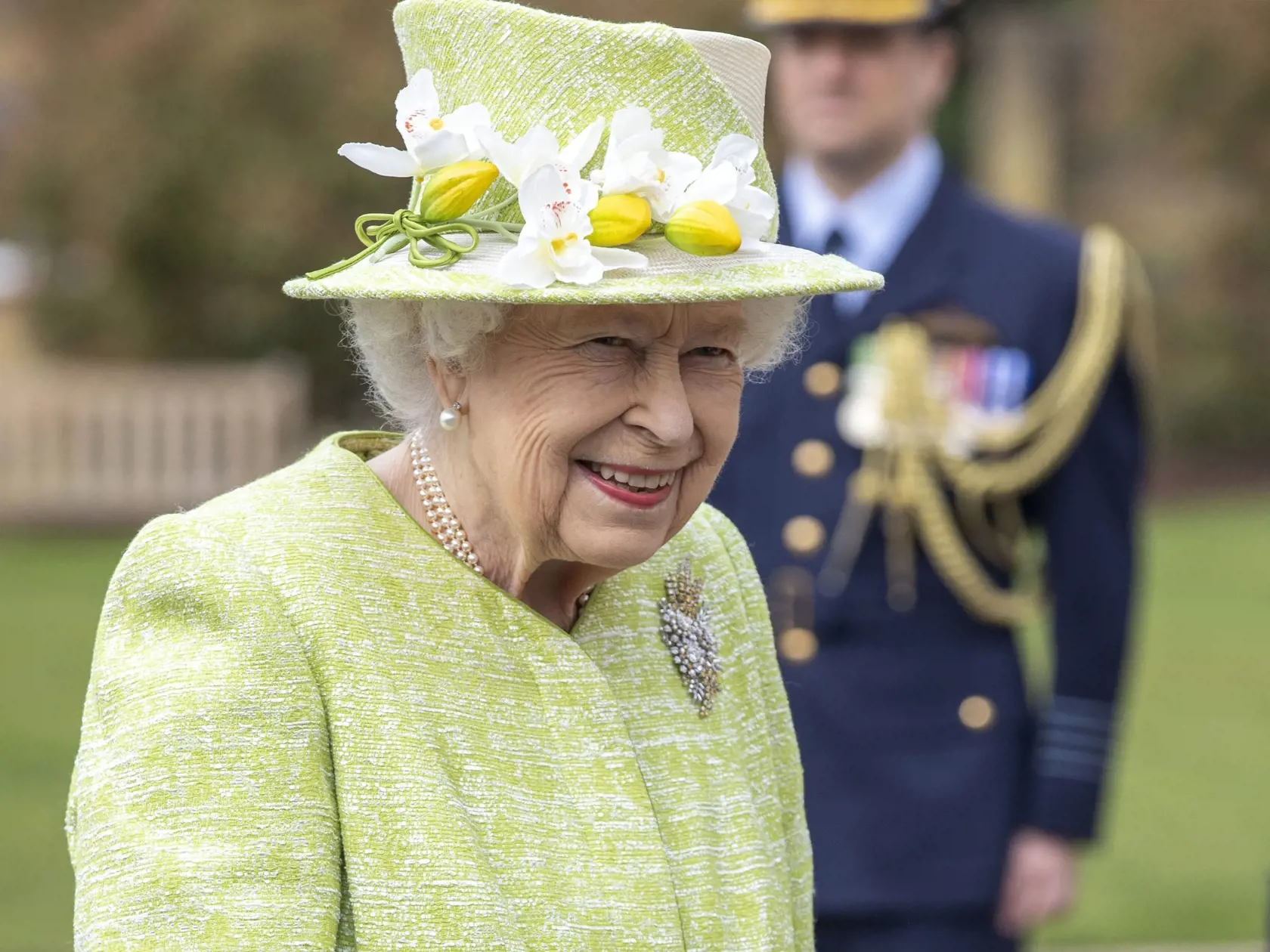 EBE 15 Runnymede - Na snímke britská kráľovná Alžbeta II. sa v stredu 31. marca 2021 po piatich mesiacoch opäť objavila na verejnosti, keď sa zúčastnila na vojenskej slávnosti na juhovýchode Anglicka. Kráľovná sa zúčastnila na slávnosti pri príležitosti stého výročia založenia Kráľovských austrálskych vzdušných síl (RAAF) pri pamätníku týchto vzdušných síl v meste Runnymede v grófstve Surrey. FOTO TASR/AP
Britain's Queen Elizabeth II walks, during a visit to the CWGC, the Commonwealth War Graves