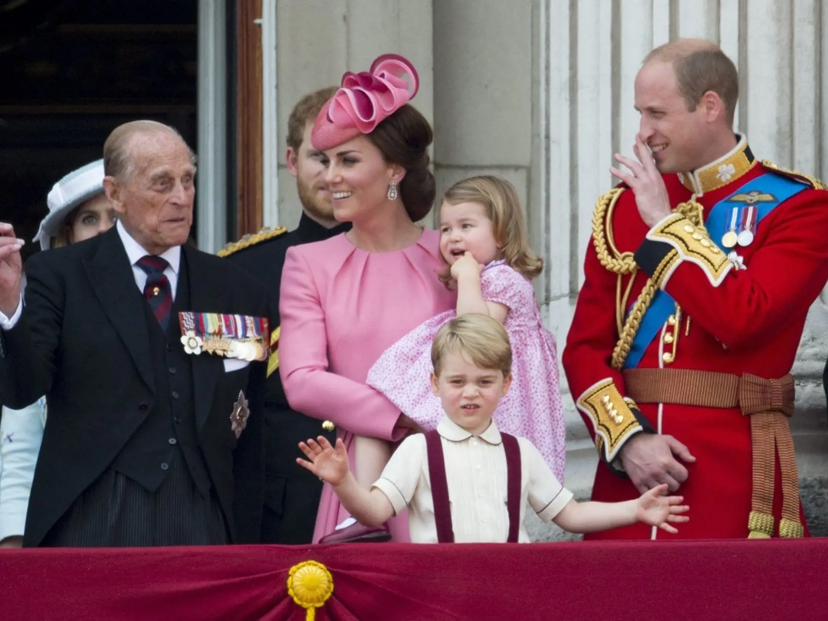 Princ Philip (vľavo) bol naposledy na Trooping of the Colour v roku 2017.