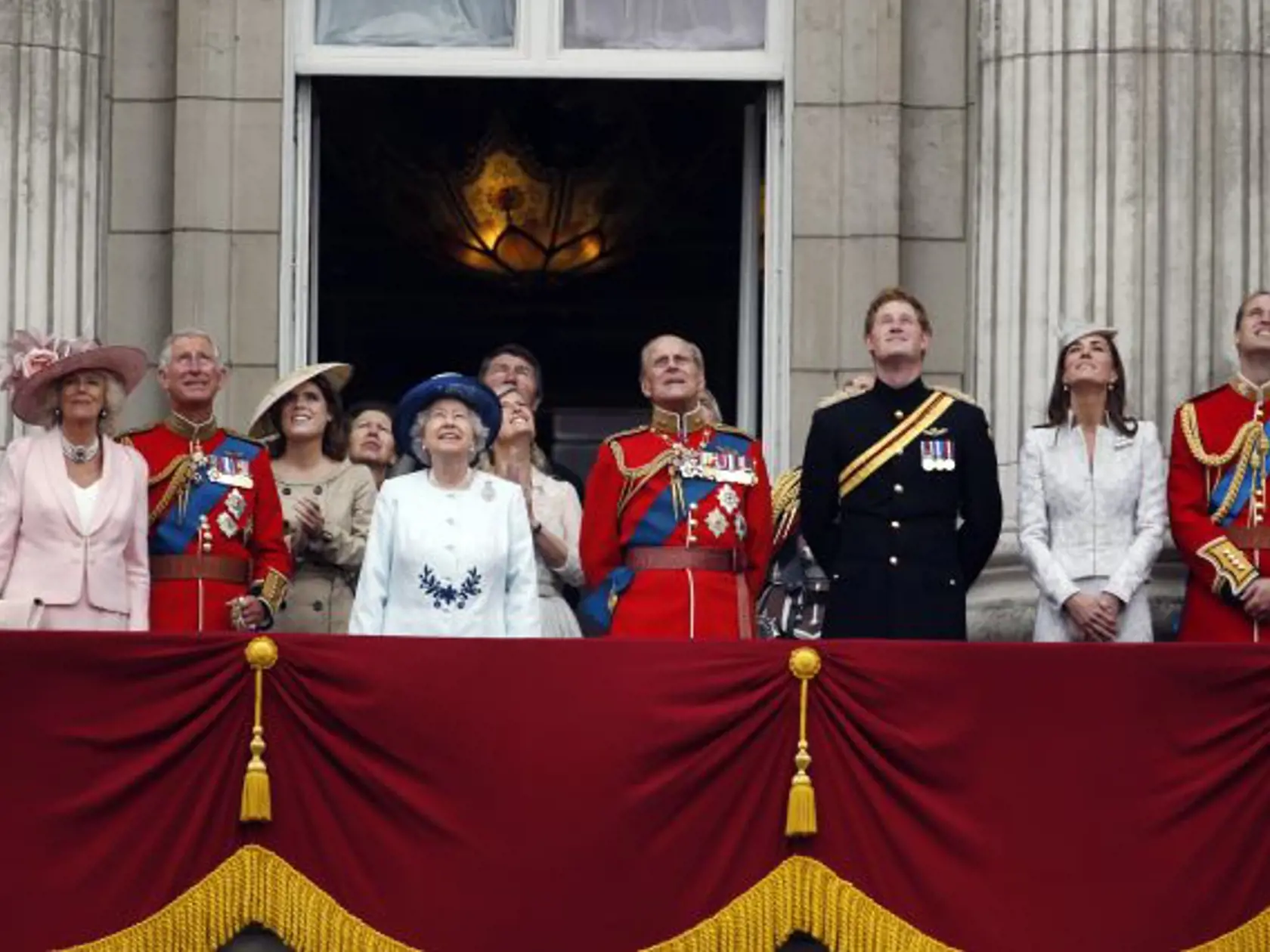 KK52 Londýn - Na snímke zľava  Camilla, vojvodkyňa z Cornwallu, britský princ Charles, britská princezná Eugenie, britská princezná Anna, britská kráľovná Alžbeta II., Sophie, grófka z Wessexu, britský princ Philip, britský princ Harry,   Kate, vojvodkyňa z Cambridgea a jej manžel britský princ William sledujú z balkóna  Buckinghamského paláca letka britského kráľovského letectva (RAF) Red Arrows počas vojenskej prehliadky Trooping the Colour v rámci osláv jej 88. narodenín, 14. júna 2014 v Lond
