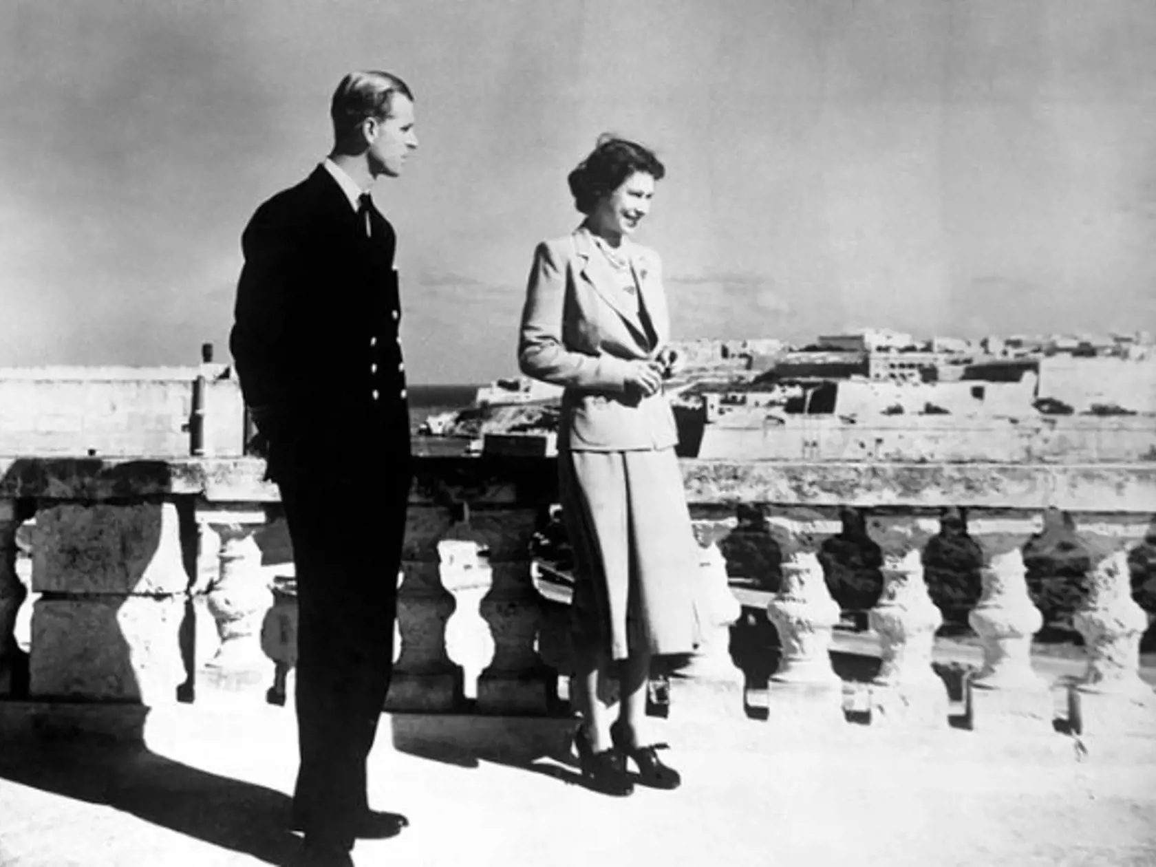 Alžbeta žila v sídle známom ako Villa Guardamangia, nachádzajúcom sa v meste Pieta, v rokoch 1949-1951, keď jej manžel - princ Philip - slúžil v stredomorskej flotile Kráľovského vojenského námorníctva (Royal Navy).