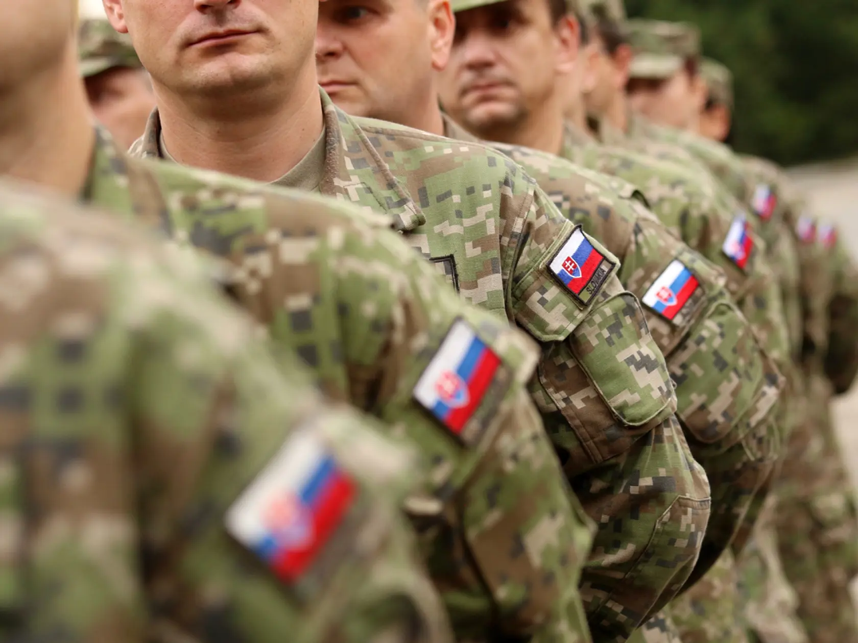 Brániť Slovensko so zbraňou v ruke chce len 6 %.