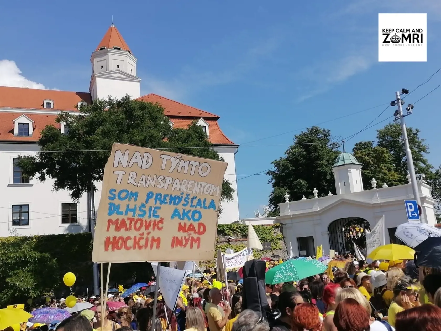 Na proteste učiteľov, ktorí chcú zvýšenie platov, nie krúžkovné za 400 miliónov eur ročne bol aj takýto transparent...