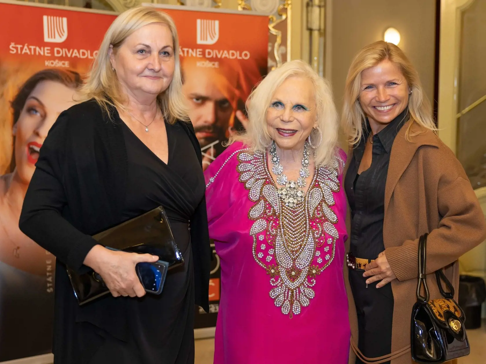 Yvonne Kálmán miluje napriek svojmu veku okázalosť a od okolia vyžaduje, aby sa k nej správalo ako k dáme.