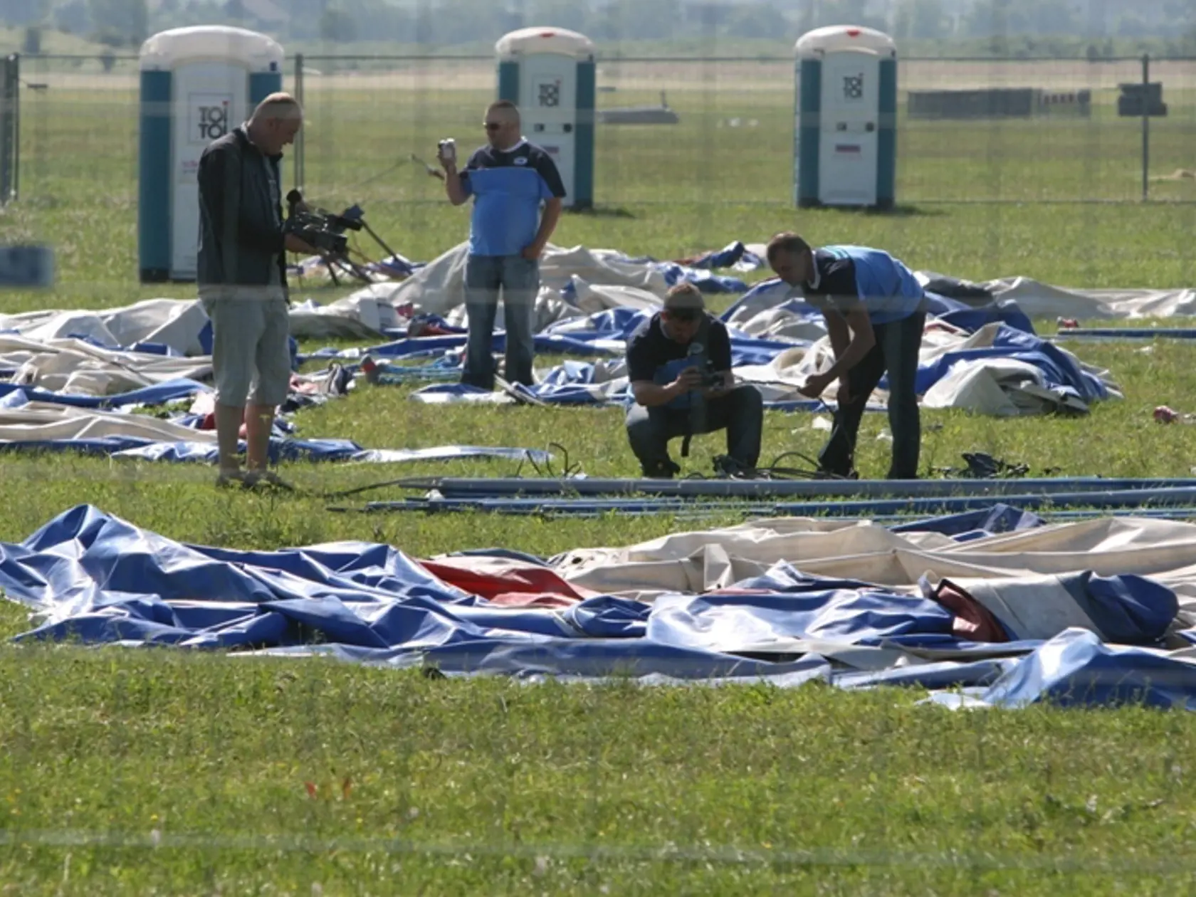 MIESTO TRAGÉDIE: Experti skúmali a dokumentovali každý kus zrúteného stanu.